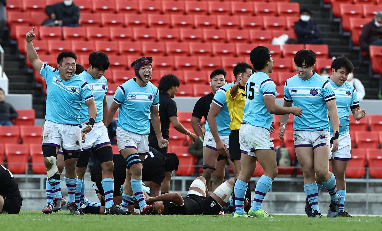 天理対筑波大　天理大に勝利し雄叫びを上げる筑波大フィフティーン（撮影・上田博志）