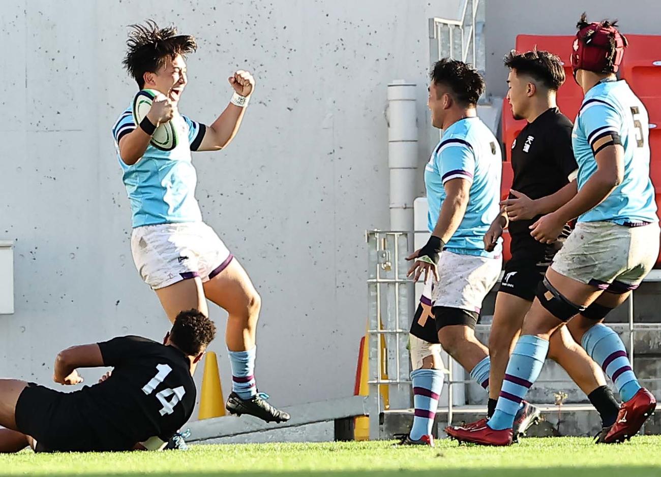 天理対筑波大　後半、左隅にトライを決めた筑波大SO楢本（左）は笑顔でガッツポーズをする（撮影・上田博志）