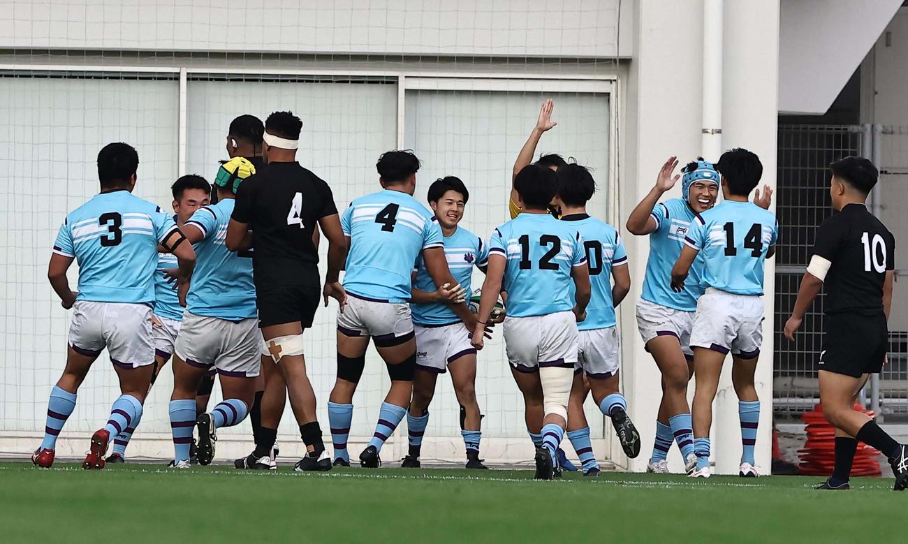 天理対筑波大　前半、筑波大SH白栄（中央）は先制トライを決めフィフティーンと喜び合う（撮影・上田博志）