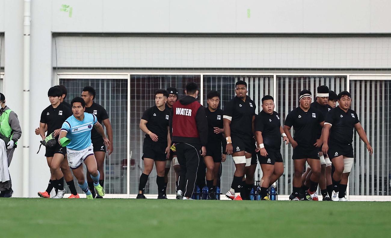 天理対筑波大　前半、筑波大に連続トライを許し肩を落とす天理フィフティーン（撮影・上田博志）