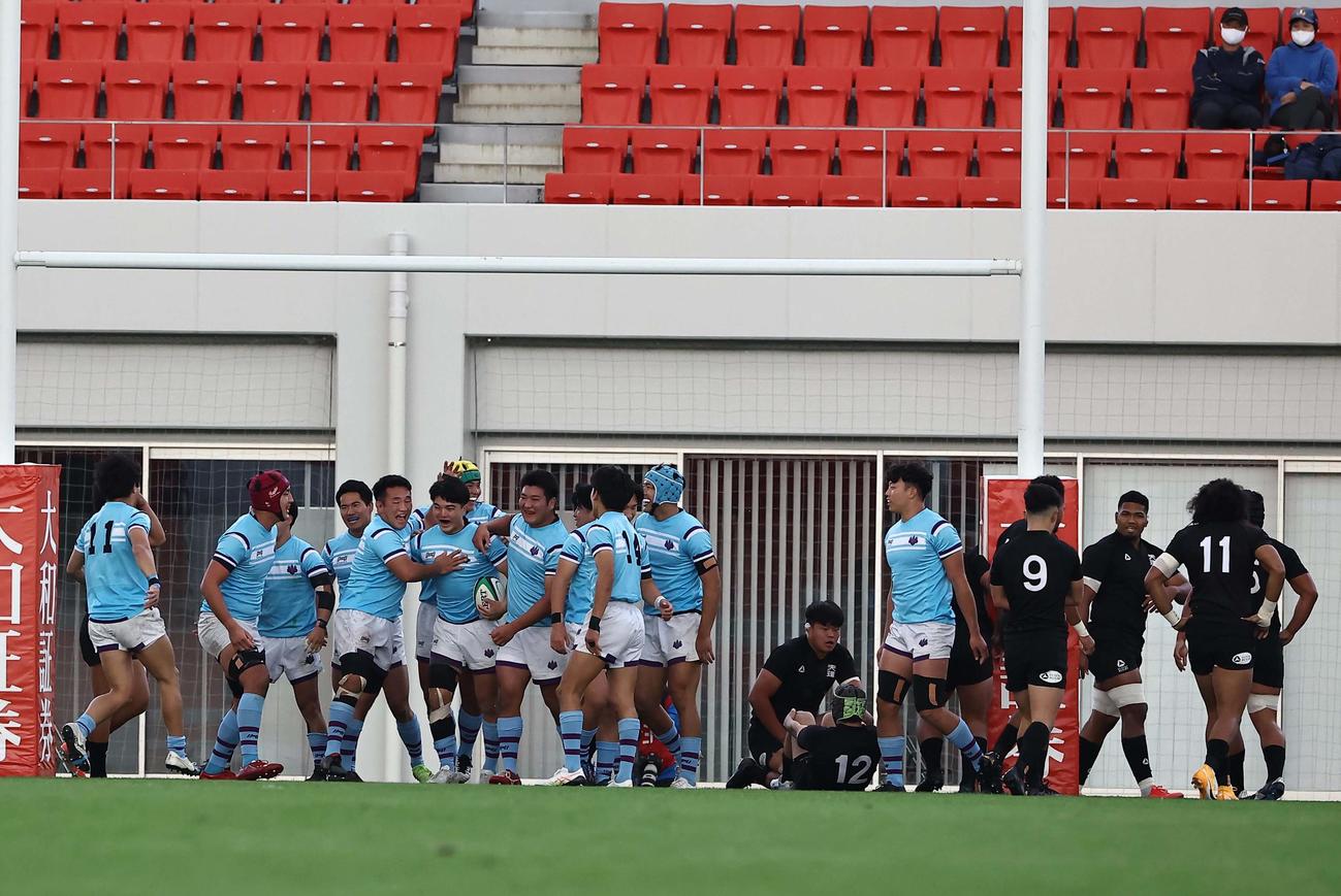 天理対筑波大　前半、中央にトライを決めた筑波大CTB松島（左から6人目）はフィフティーンと喜び合う（撮影・上田博志）
