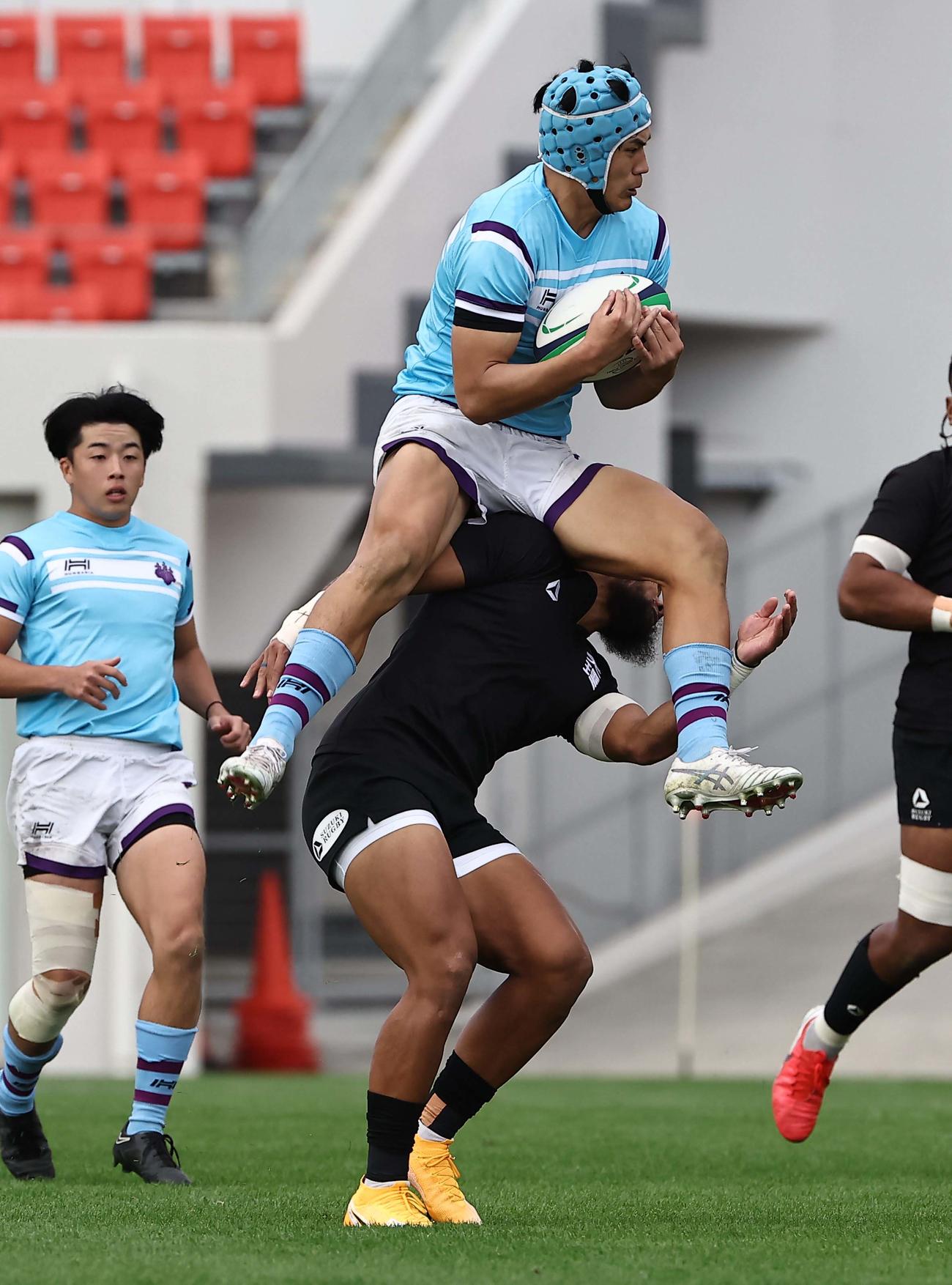 天理対筑波大　前半、筑波大NO8谷山（上）への危険なプレーでシンビンを受ける天理大WTBアントニオ・トゥイアキ（撮影・上田博志）