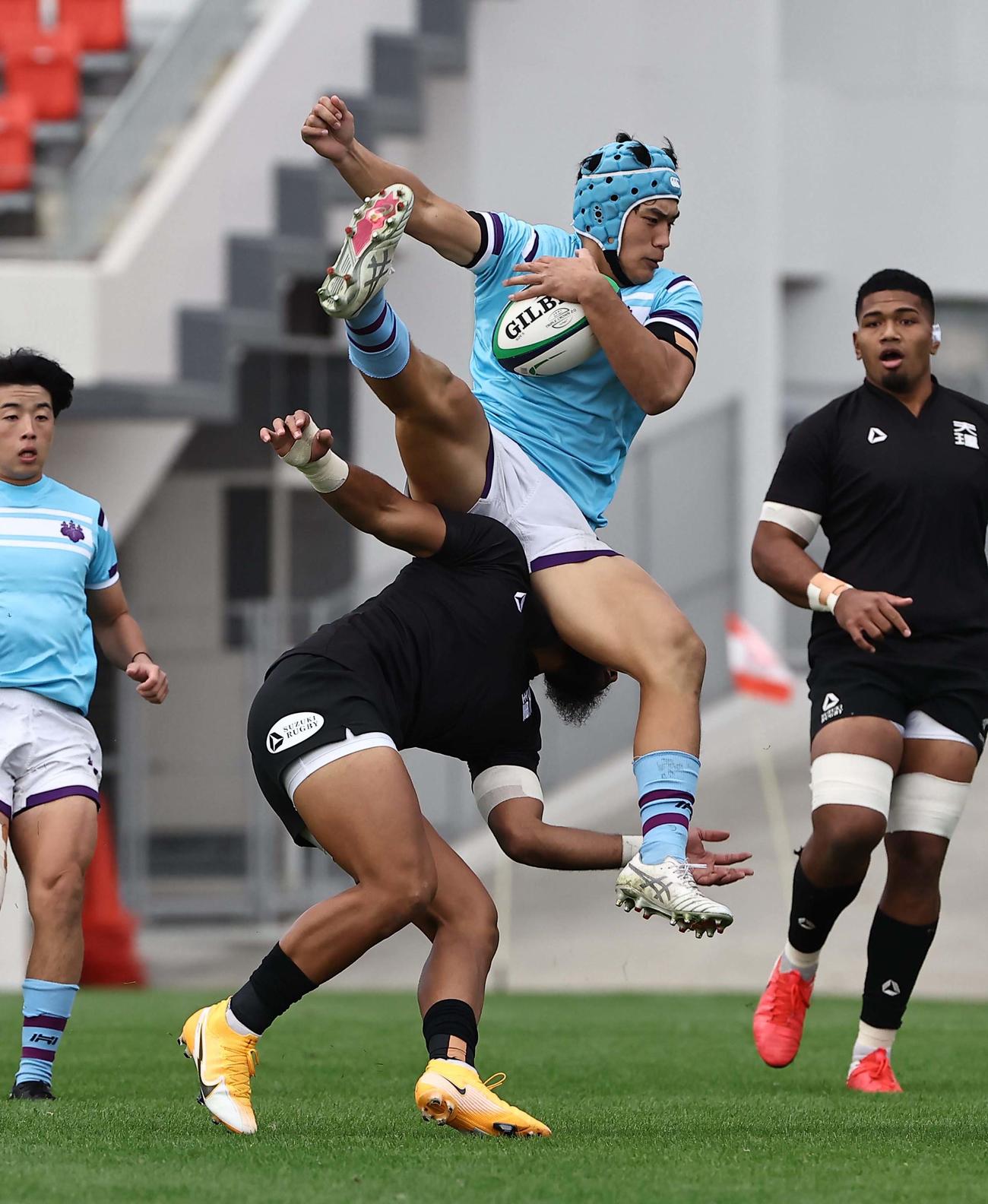 天理対筑波大　前半、筑波大NO8谷山（上）への危険なプレーでシンビンを受ける天理大WTBアントニオ・トゥイアキ（撮影・上田博志）
