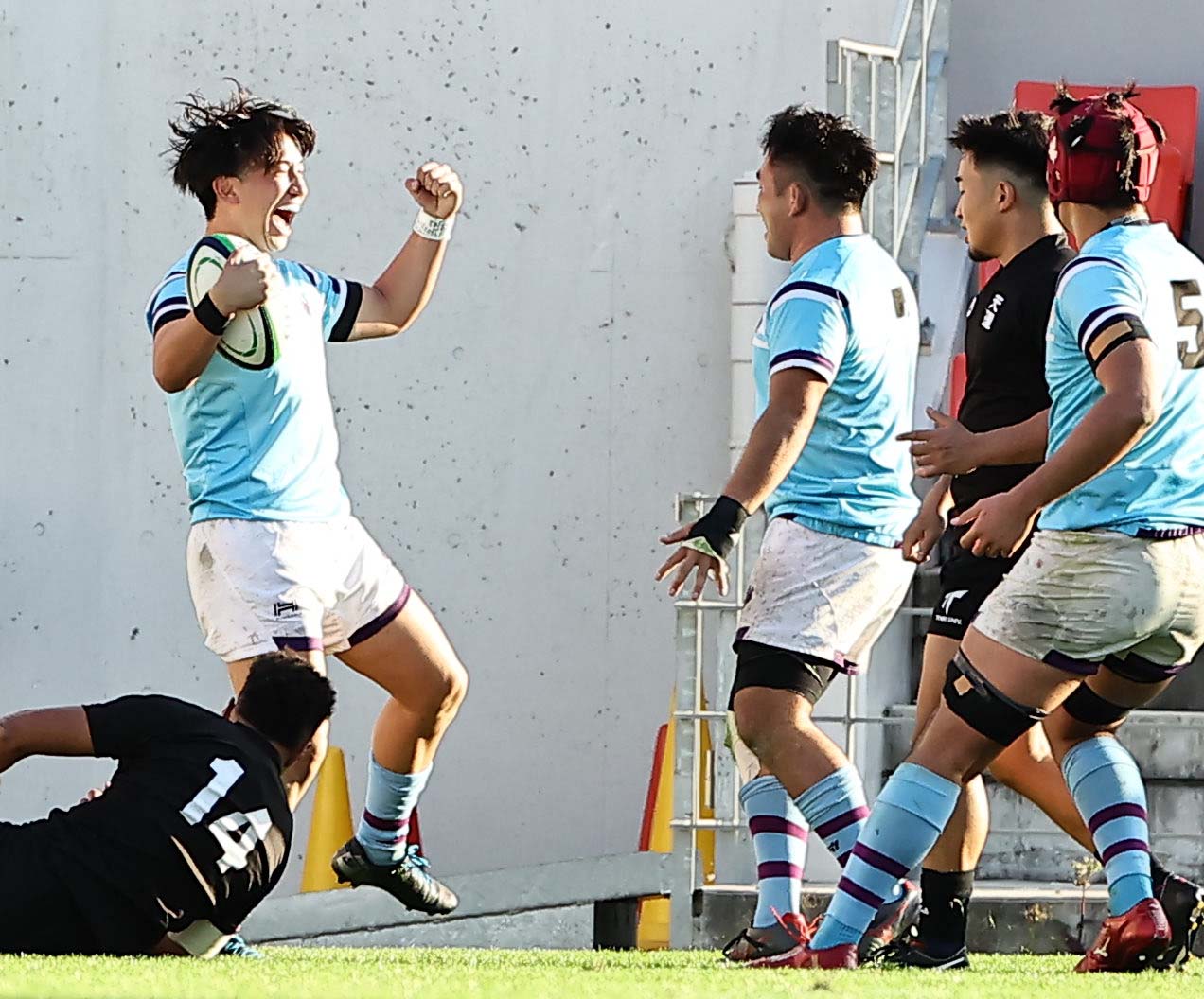 天理対筑波大　後半、左隅にトライを決めた筑波大SO楢本（左）は笑顔でガッツポーズをする（撮影・上田博志）