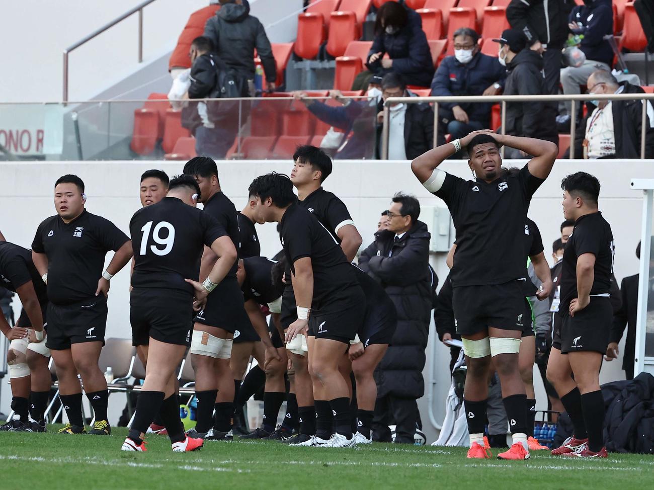 天理対筑波大　筑波大に敗れ涙を流す天理大フィフティーン（撮影・上田博志）