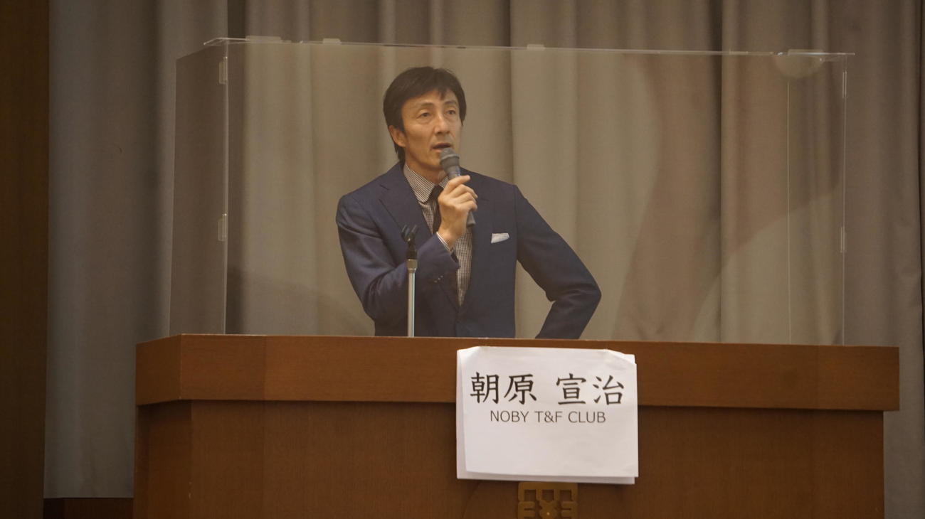 「日本の未来とスポーツコンファレンス」で講演を行った朝原宣治氏