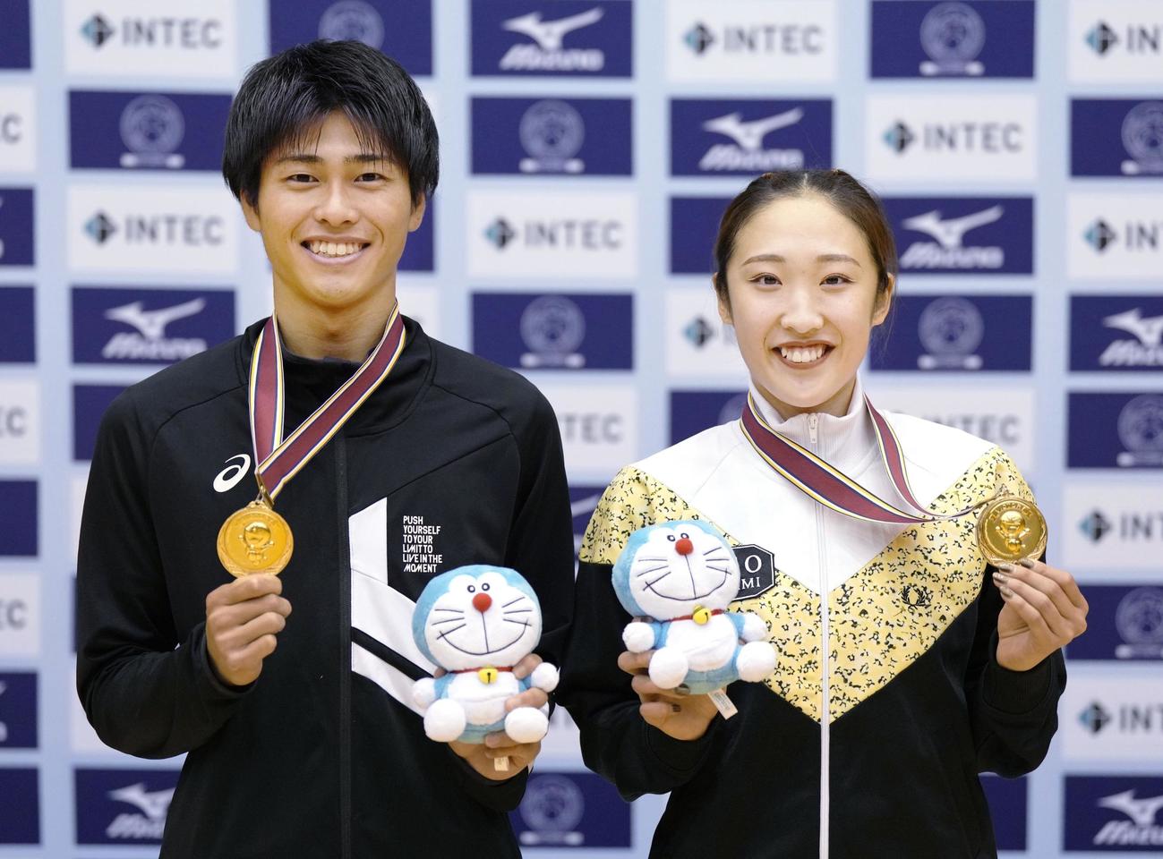 トランポリンのジャパンオープンの男子個人で優勝した海野大透（左）と女子個人で優勝した森ひかる