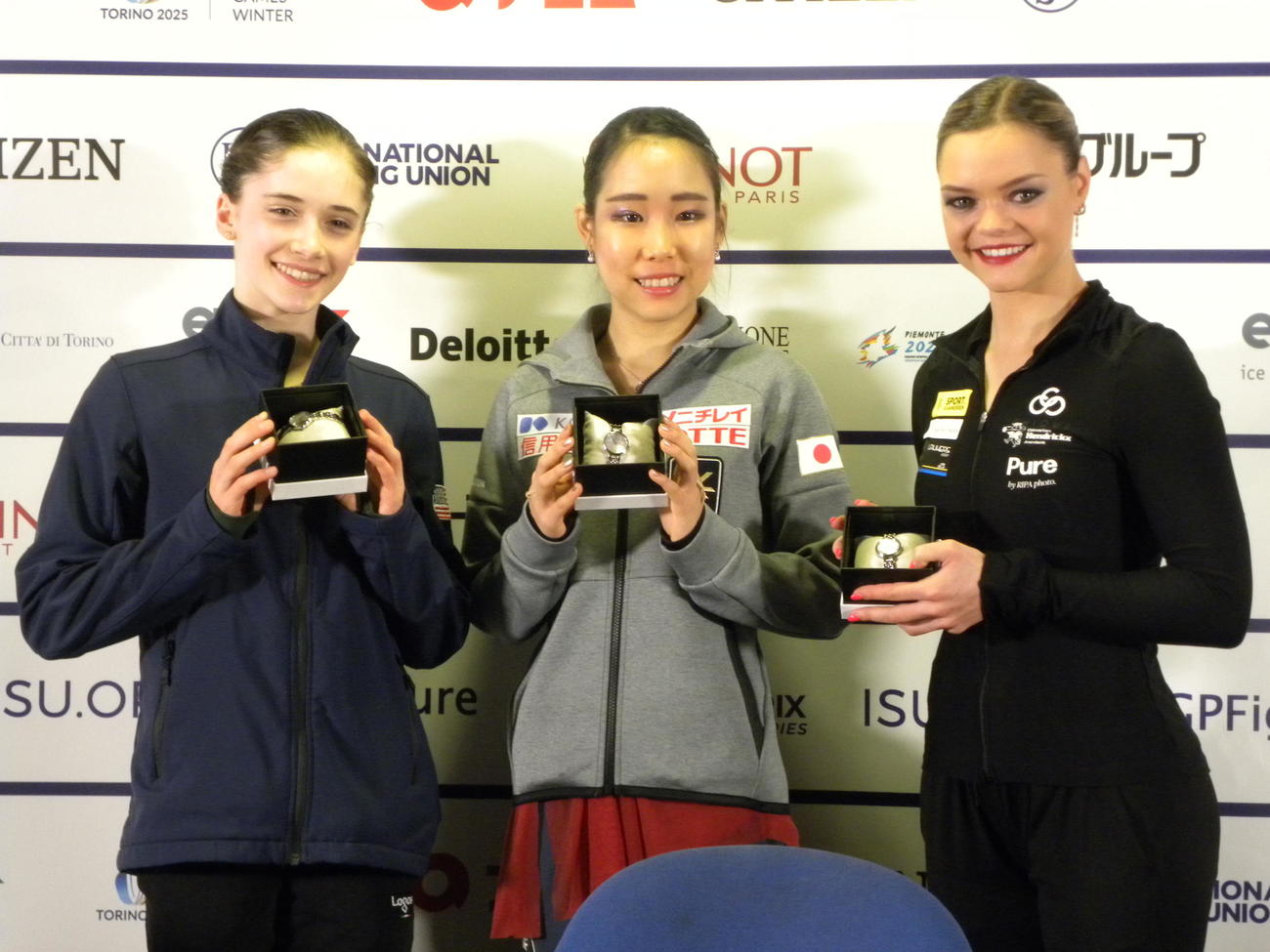 メダリスト会見で笑顔を見せる初優勝の三原舞依。左は2位レビト（左）、右は3位ヘンドリックス（2022年12月10日撮影）