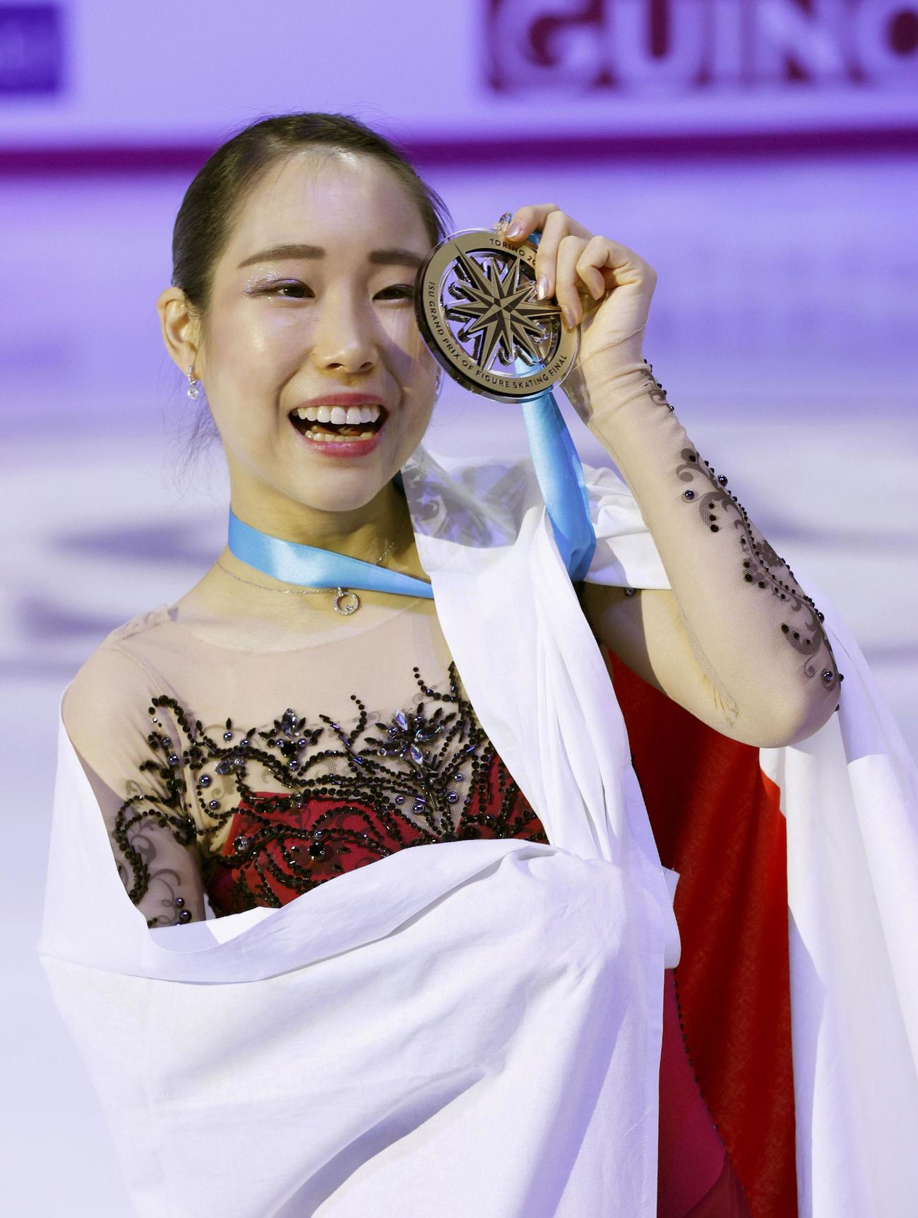 女子で初優勝し、メダルを手にする三原（共同）