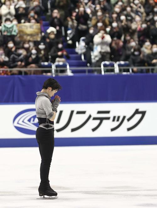 SPの演技の演技後、ファンに手を合わせる鍵山（撮影・上田博志）