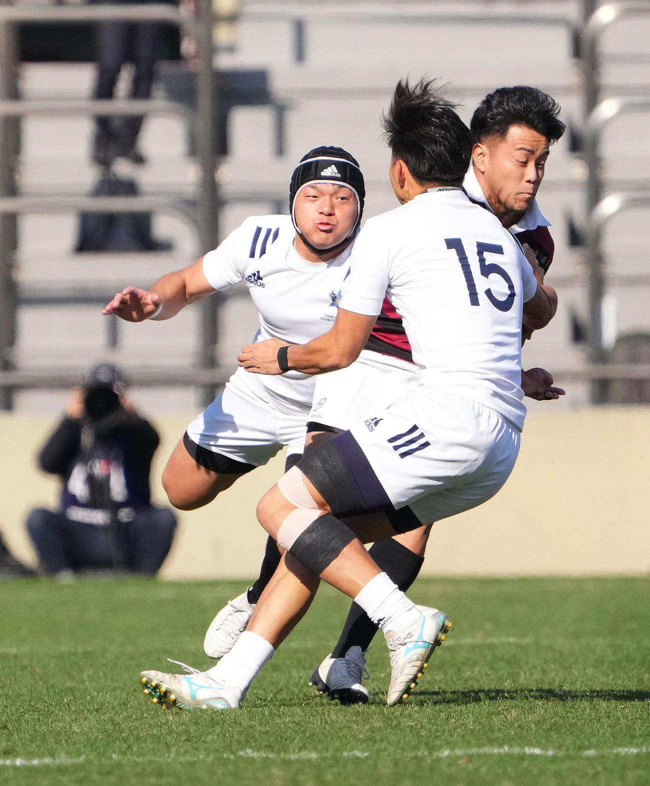 早大対東洋大　前半、相手の選手をタックルする東洋大TB繁松（左）