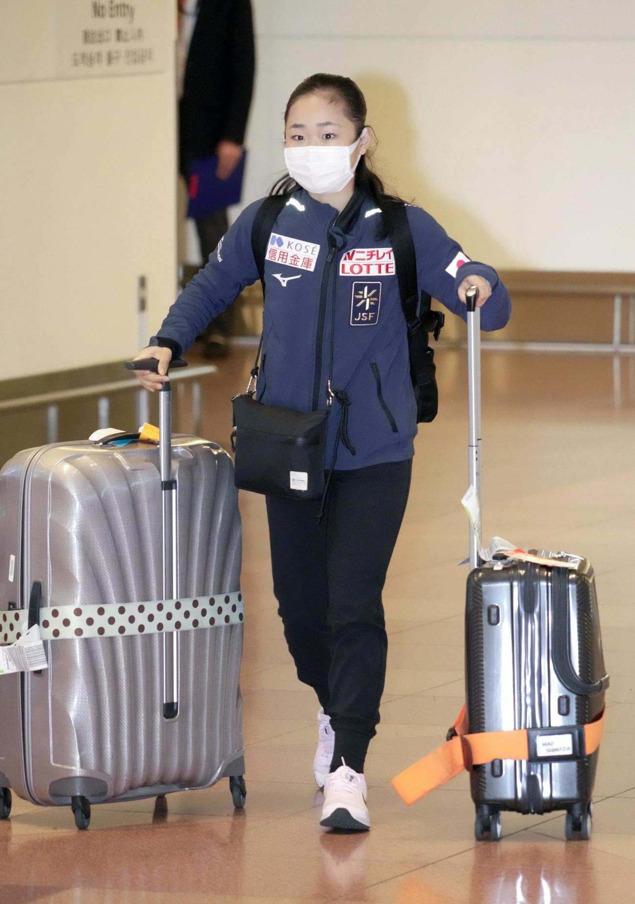 羽田空港に到着したフィギュアスケート女子ジュニアの島田麻央（共同）