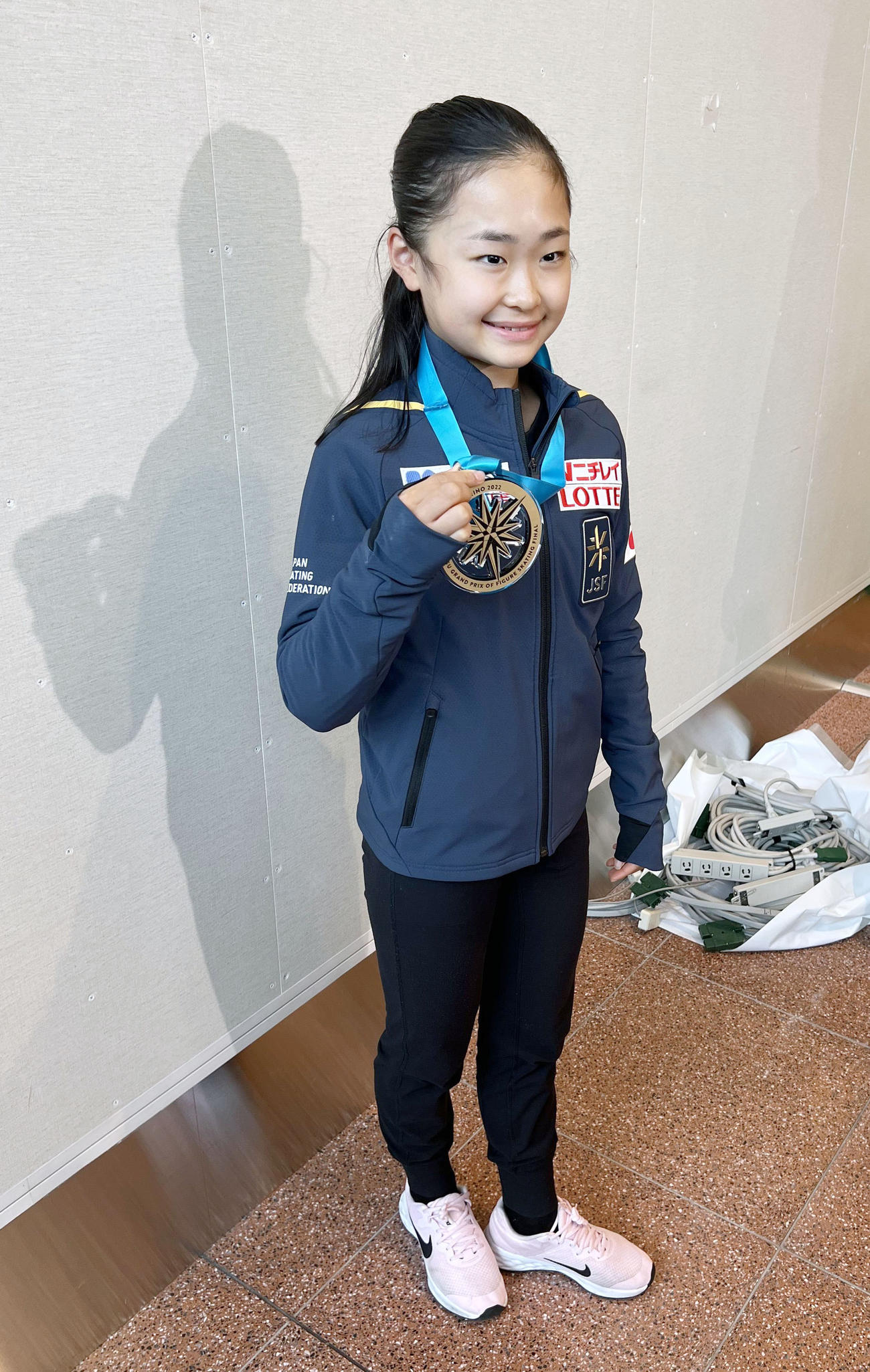 羽田空港に到着したフィギュアスケート女子ジュニアの島田麻央（共同）