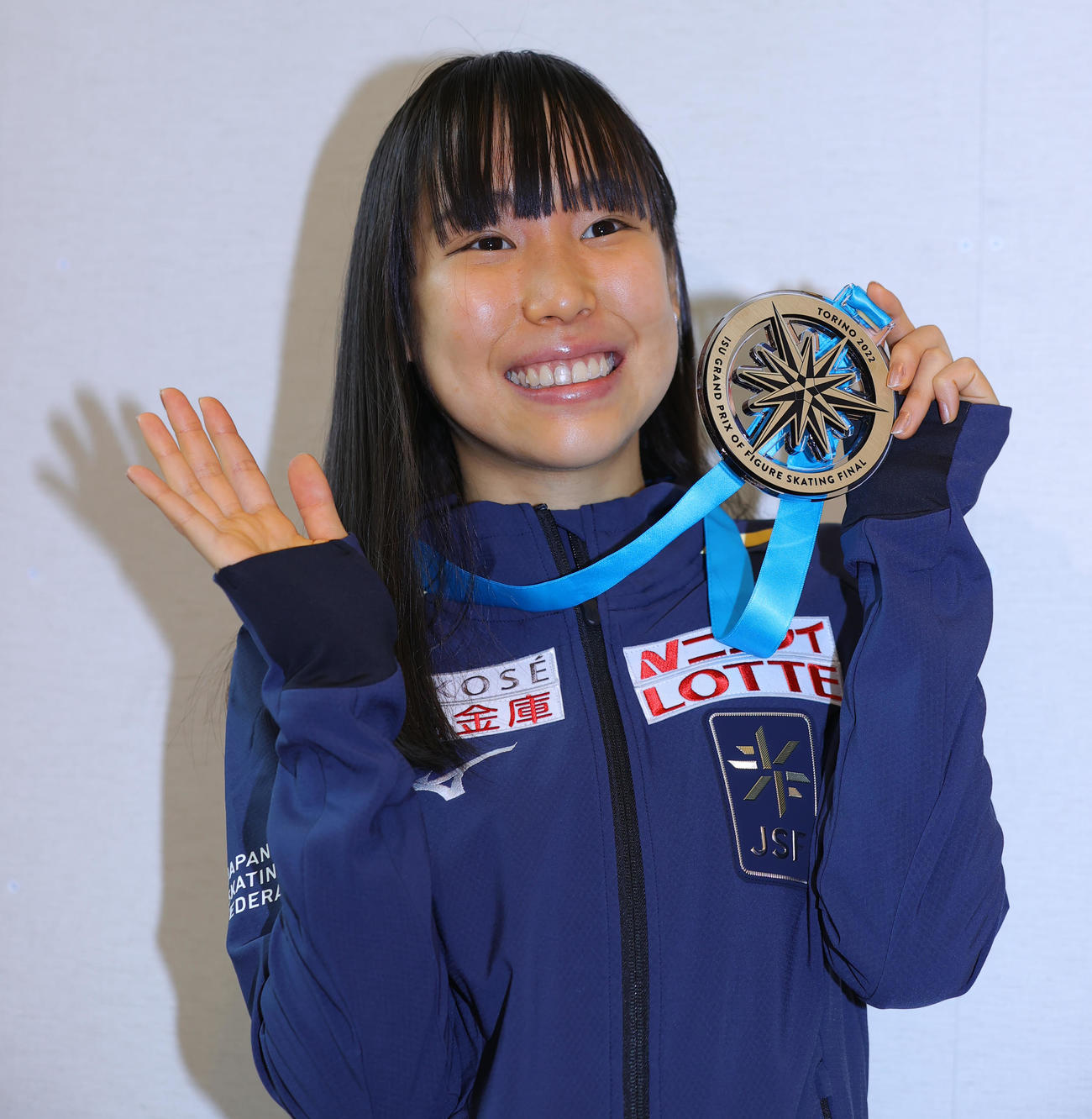 フィギュアスケートのグランプリファイナルで初優勝した三原舞依は、帰国した羽田空港で金メダルを手に笑顔（撮影・野上伸悟）