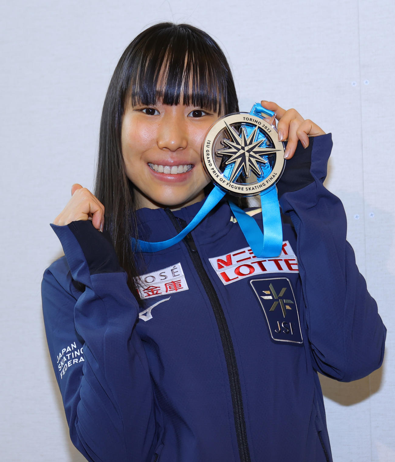 フィギュアスケートのグランプリファイナルで初優勝した三原舞依は、帰国した羽田空港で金メダルを手に笑顔（撮影・野上伸悟）