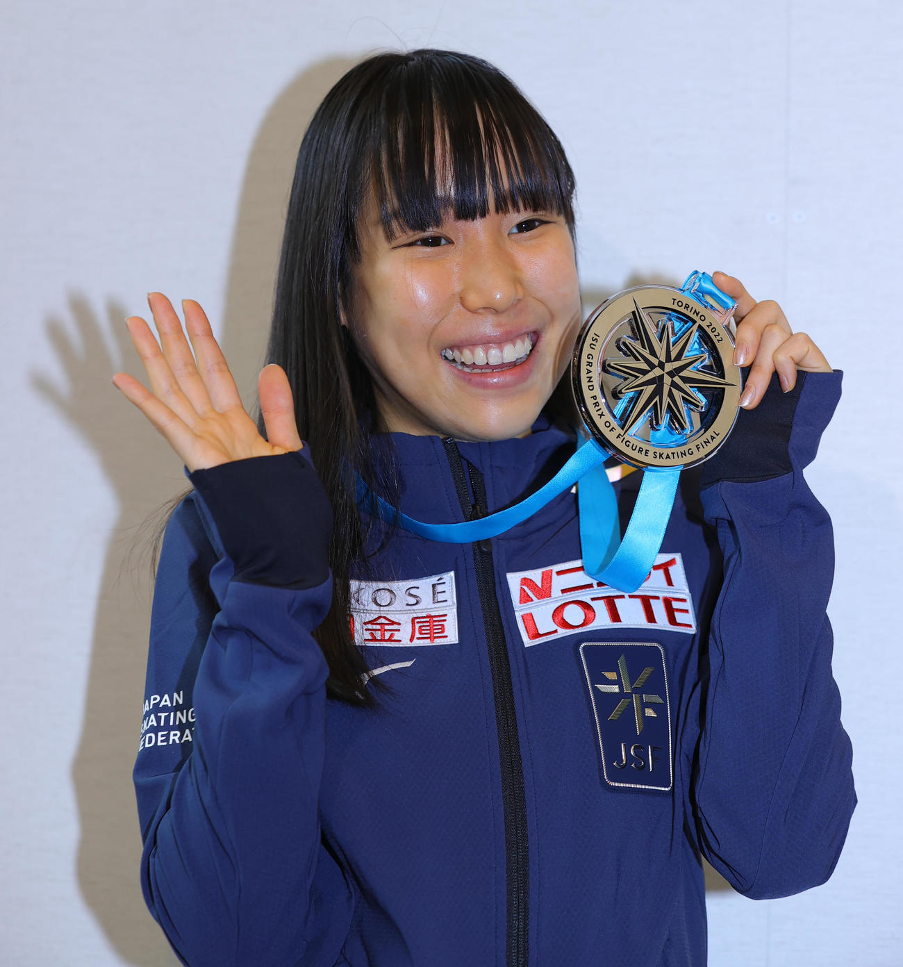 フィギュアスケートのグランプリファイナルで初優勝した三原舞依は、帰国した羽田空港で金メダルを手に笑顔（撮影・野上伸悟）