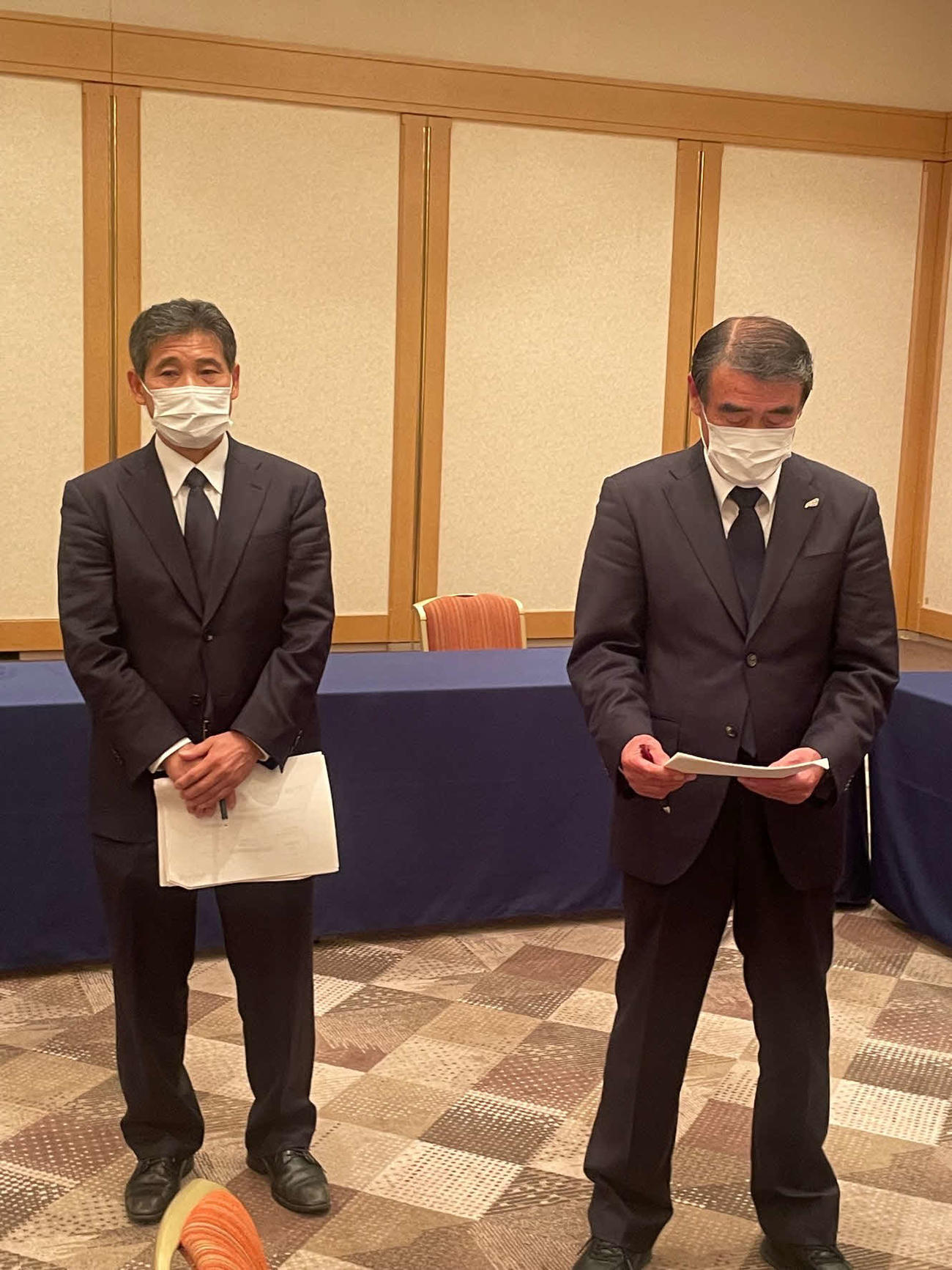 日本バドミントン協会の中村新会長（右）と毛利新専務理事（11月30日撮影）