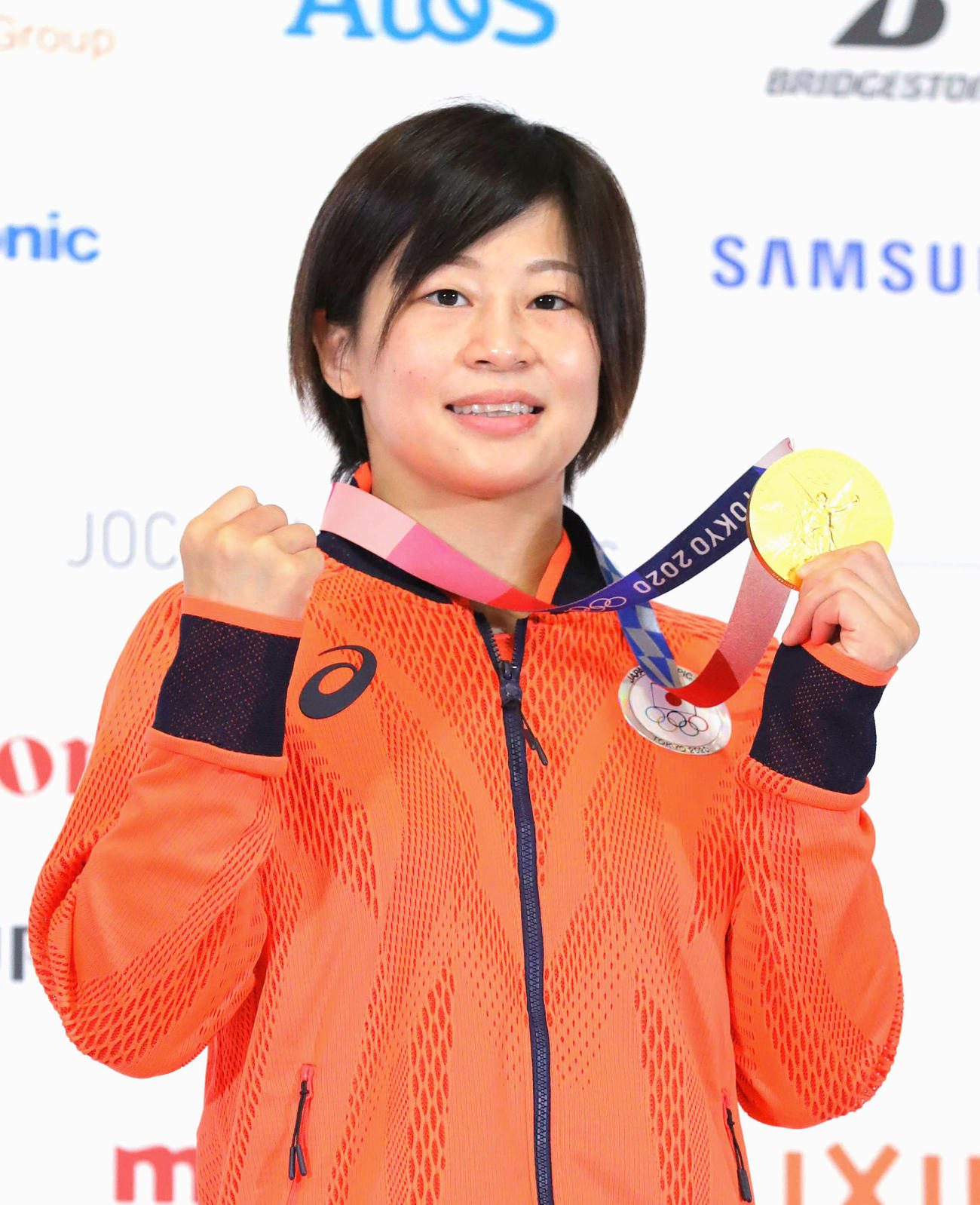 東京五輪レスリング女子53キロ級で金メダルを獲得し、記者会見でポーズをとる向田真優（現・志土地真優）＝代表撮影