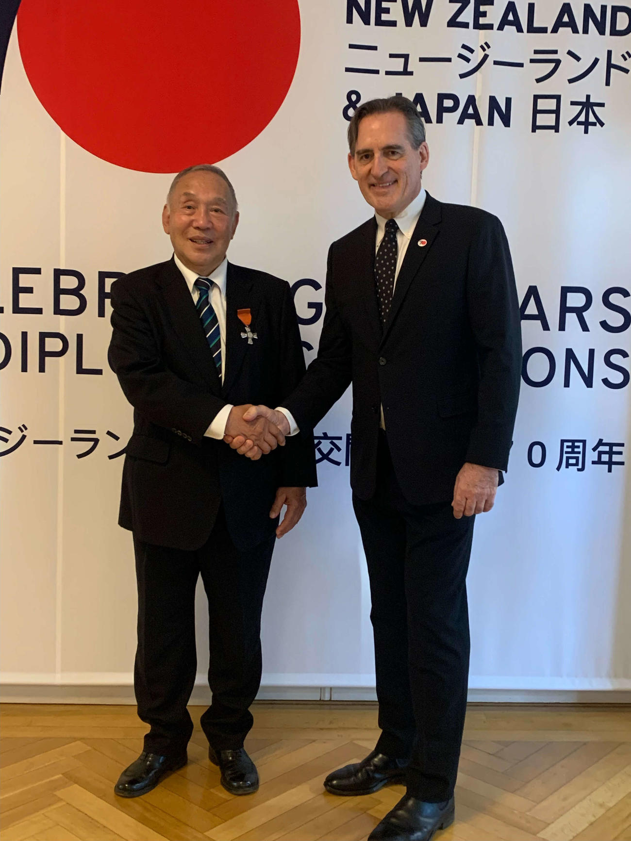 ニュージーランド・メリット勲章の勲章伝達式に出席した坂田好弘氏（左）