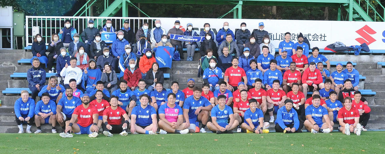 練習見学に訪れたファンと記念撮影する静岡ブルーレヴズの選手ら＝2日