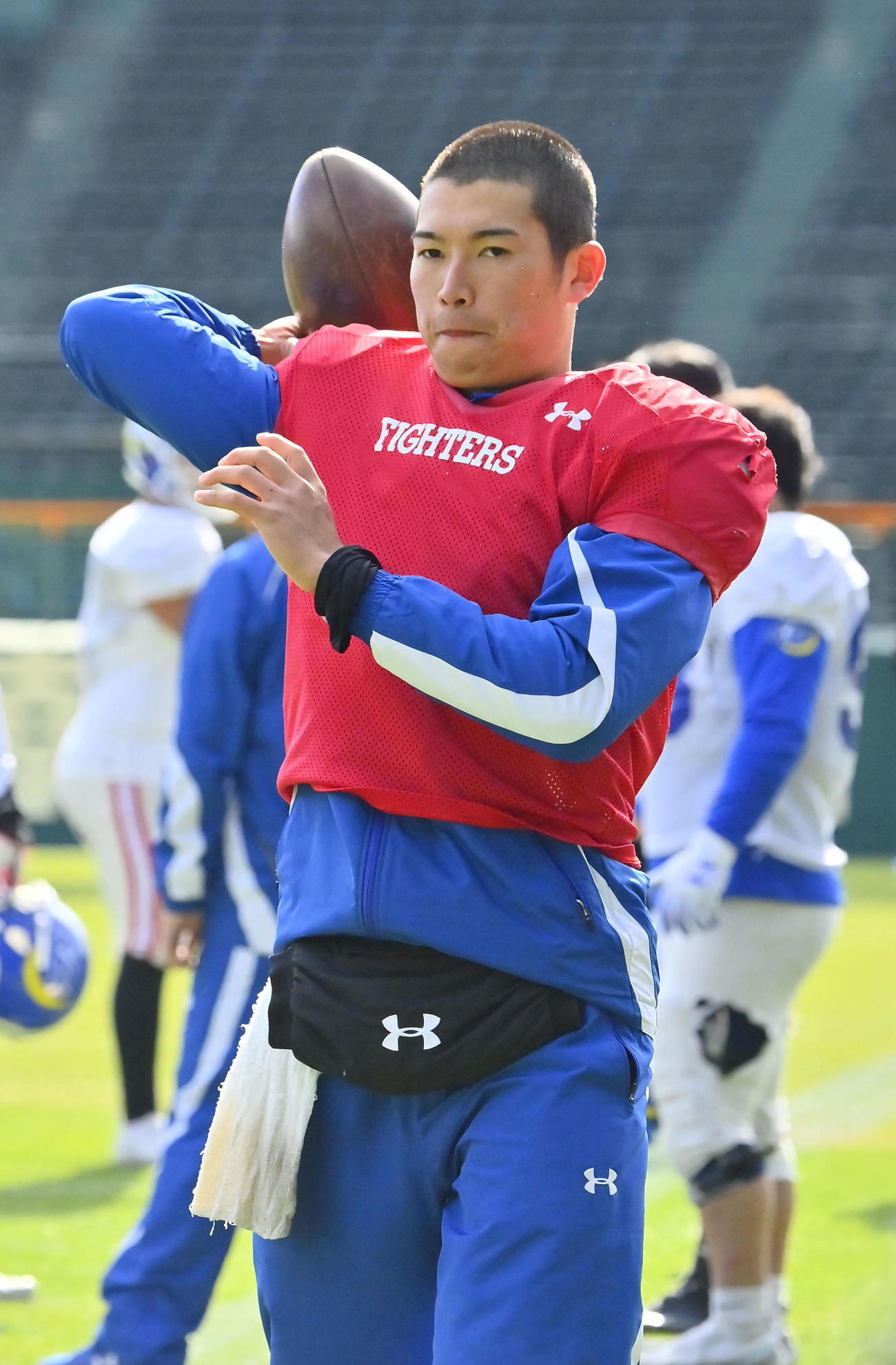 甲子園のグラウンドで練習する関学大QB鎌田（撮影・和賀正仁）