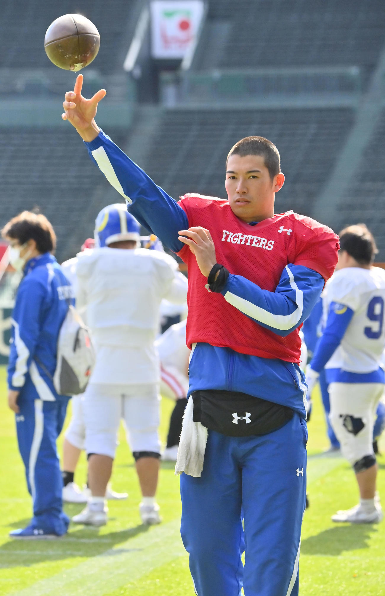 甲子園のグラウンドで練習する関学大QB鎌田（撮影・和賀正仁）