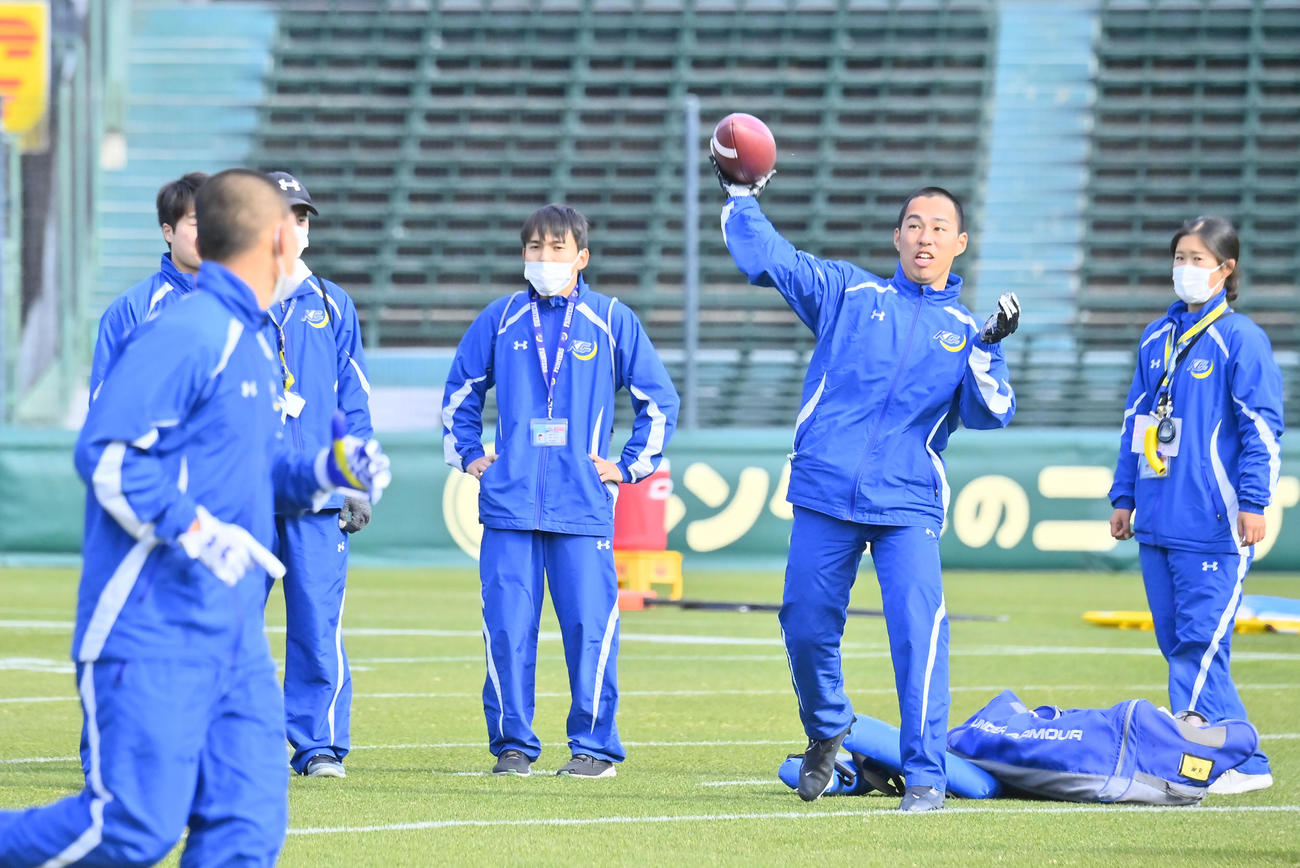 甲子園のグラウンドで練習する関学大QB鎌田（撮影・和賀正仁）