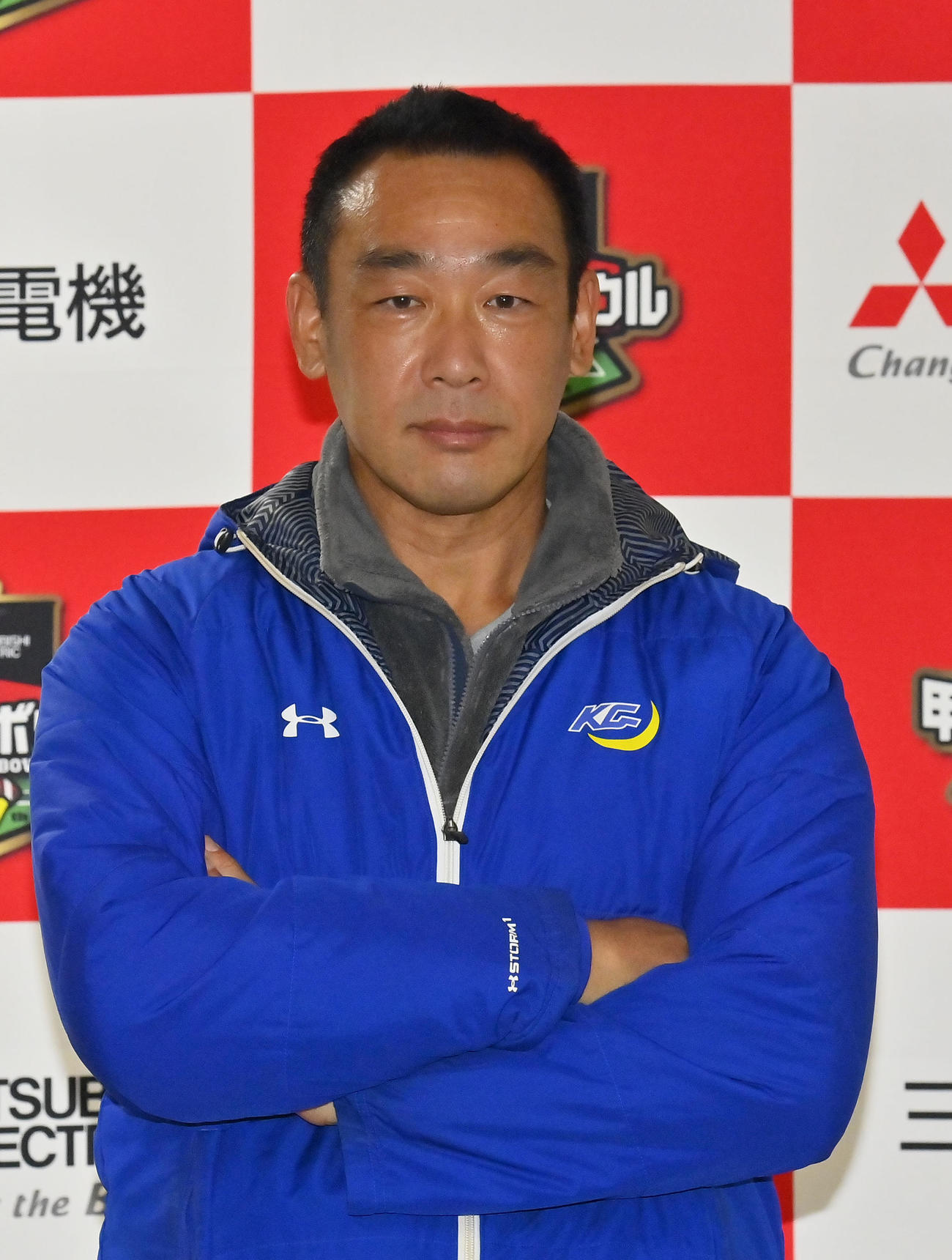 会見後、ポーズを取る関学大・大村監督（撮影・和賀正仁）