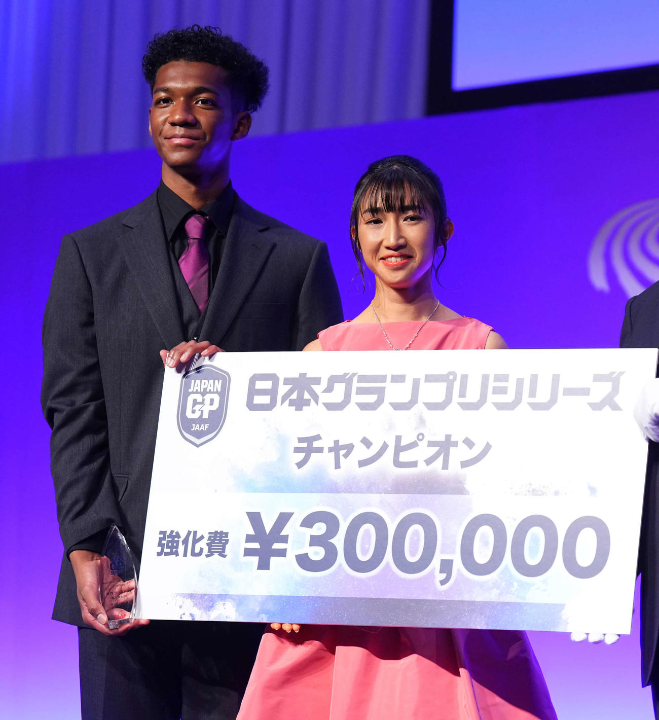日本グランプリシリーズ2022チャンピオンで表彰を受ける村竹（左）と田中（代表撮影）