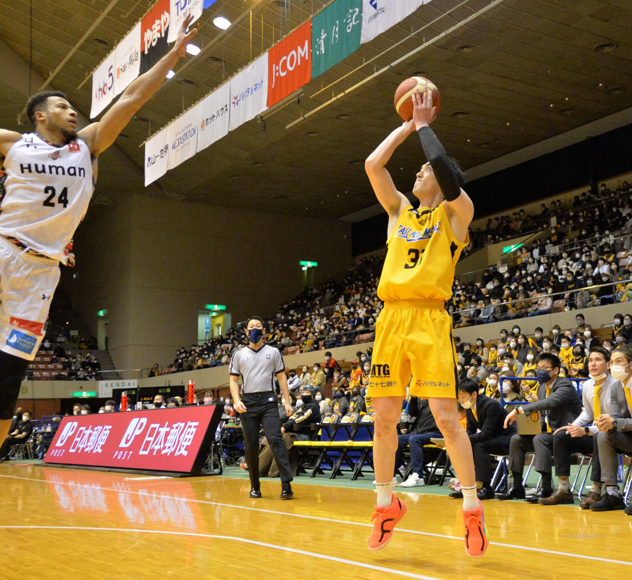 11日、3点シュートを決める加藤（右）