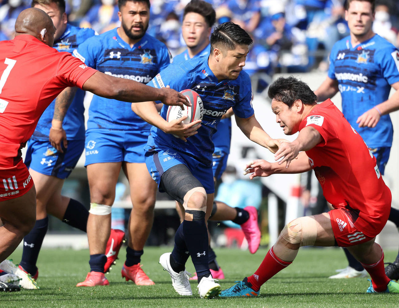 タックルをかわして突進する埼玉SO松田力也（2022年4月撮影）