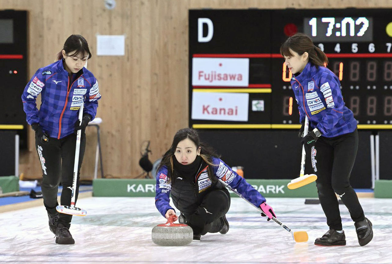 1次リーグD組初戦でプレーするロコ・ソラーレの（左から）吉田夕梨花、藤沢五月、鈴木夕湖(共同)