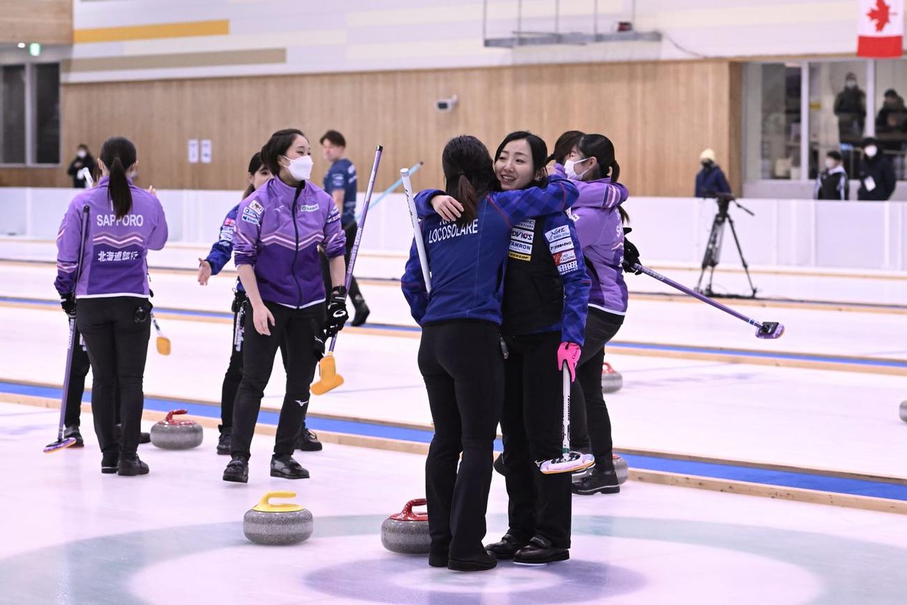 1次リーグ北海道銀行戦　喜び合うロコ・ソラーレの選手たち（C）軽井沢国際 2022_H.Ide

