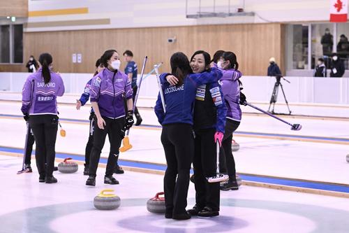 1次リーグ北海道銀行戦　喜び合うロコ・ソラーレの選手たち（C）軽井沢国際 2022_H.Ide
