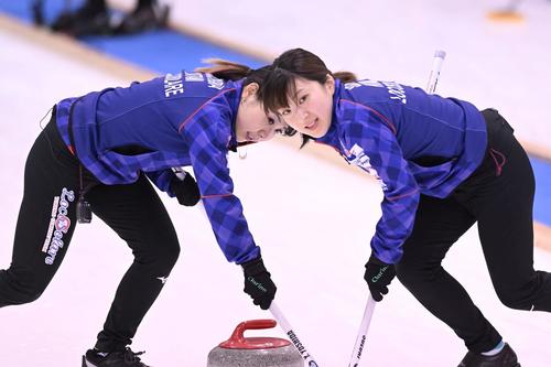 準決勝でブラシを掃くロコ・ソラーレの吉田夕梨花(左)と吉田知那美（C）軽井沢国際 2022_H.Ide