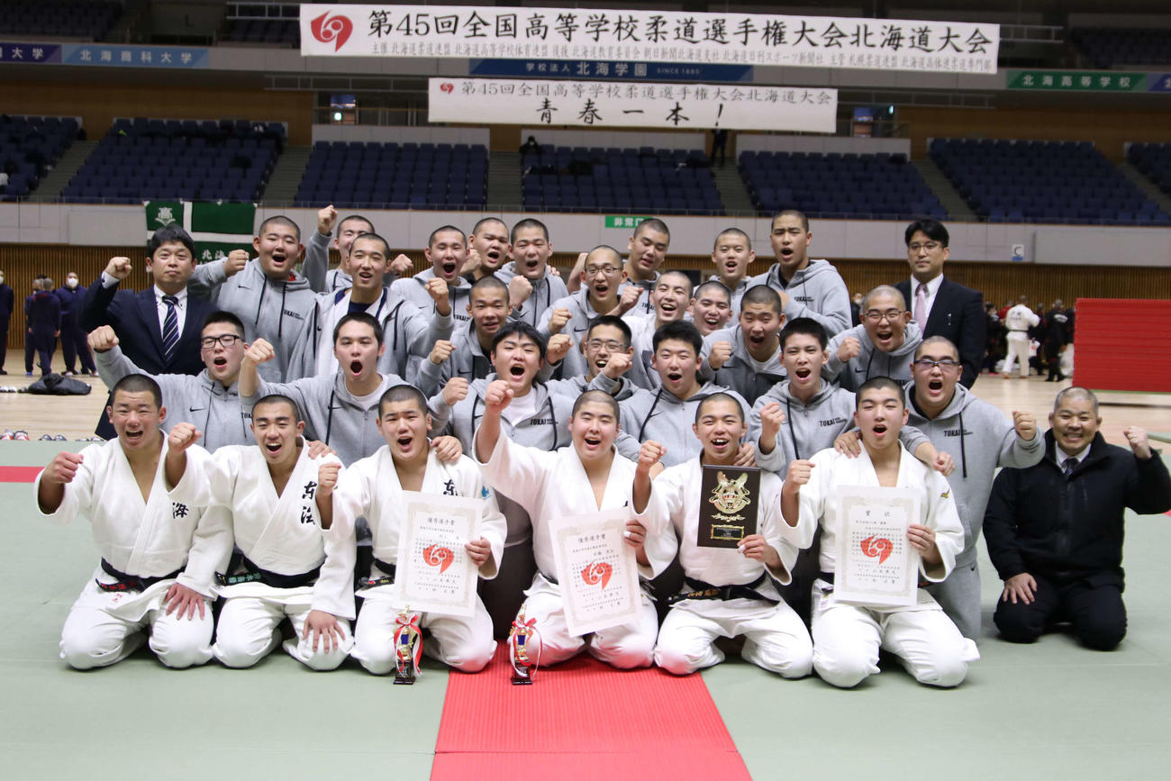 2年ぶりに男子団体優勝を果たし喜ぶ東海大札幌の選手とスタッフたち（撮影・山崎純一）