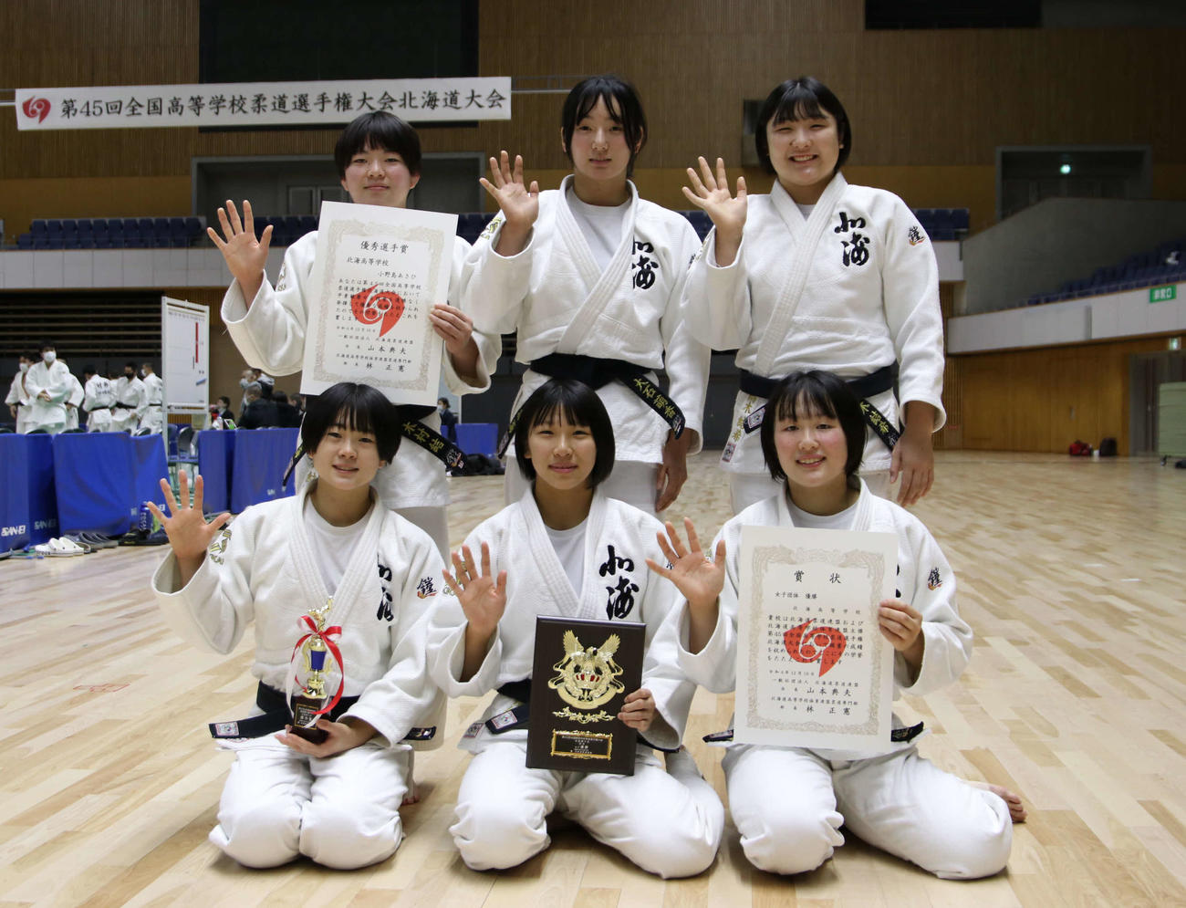 女子団体で5連覇を果たし、笑顔をみせる北海の女子選手たち。前列左から先鋒の小野島、中堅の横地、大将の溝口、後列左から木村、大石、高木（撮影・山崎純一）