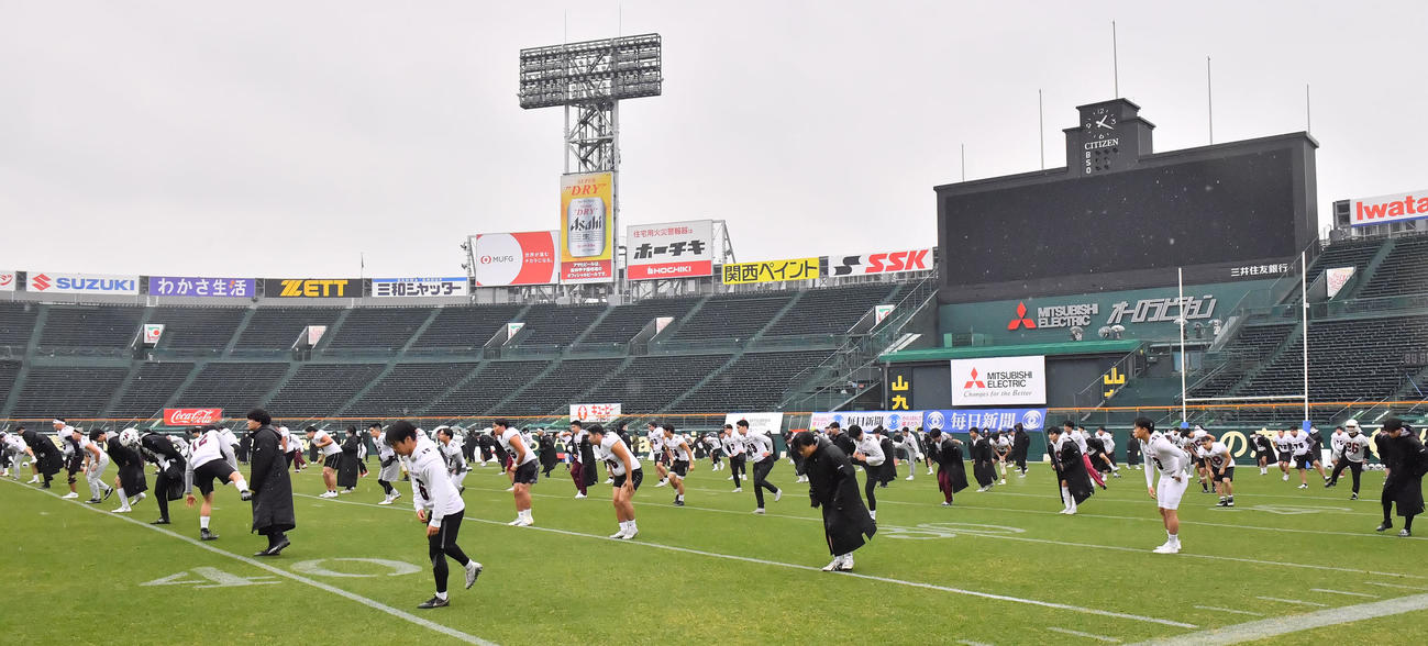 甲子園球場で前日練習する早大の選手ら（撮影・和賀正仁）