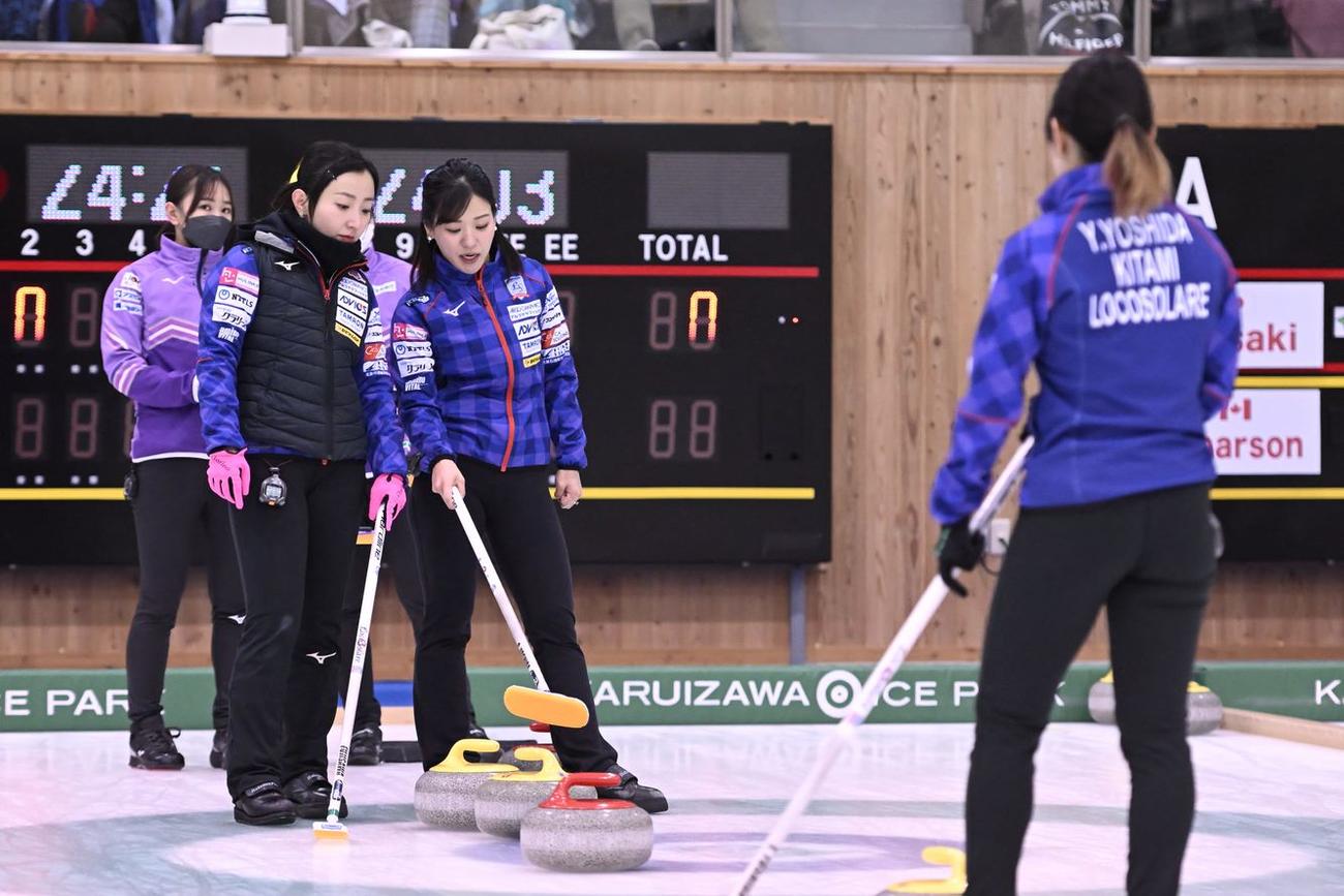 1次リーグ北海道銀行戦で話し合うロコ・ソラーレの選手たち（C）軽井沢国際 2022_H.Ide