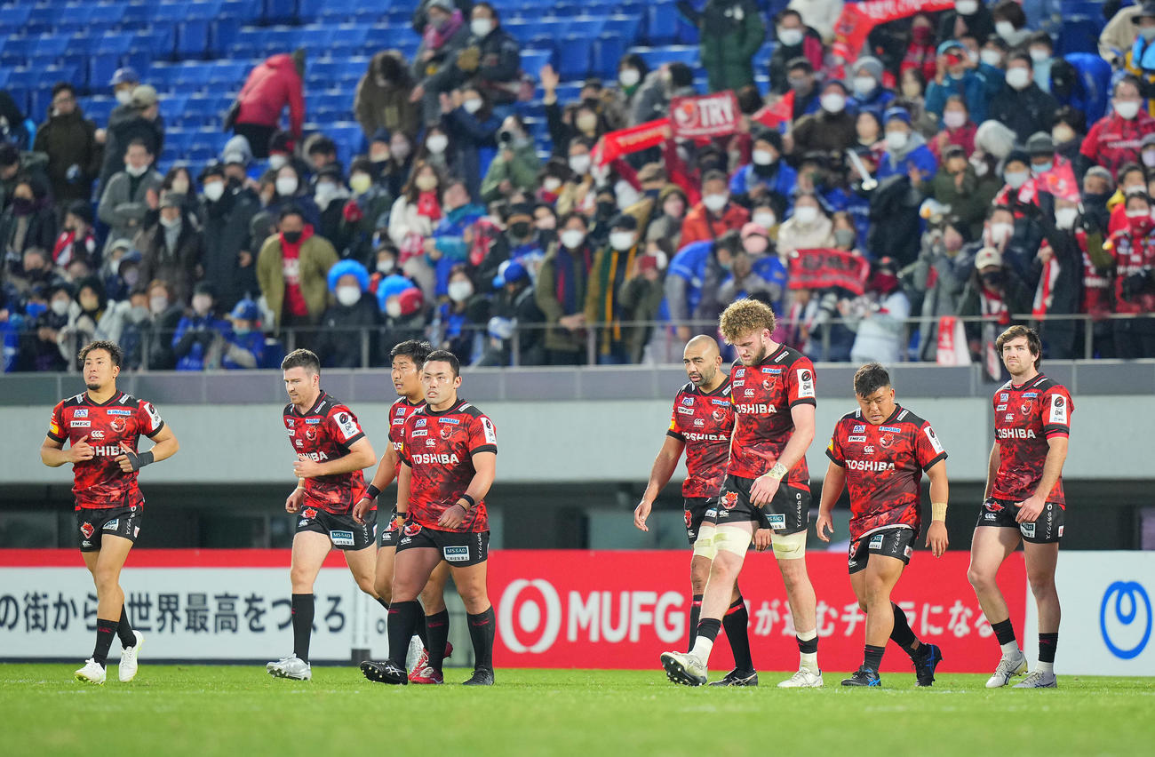 埼玉対BL東京　埼玉に敗れ肩を落とすBL東京のリーチ（左から5人目）ら選手たち（撮影・垰建太）