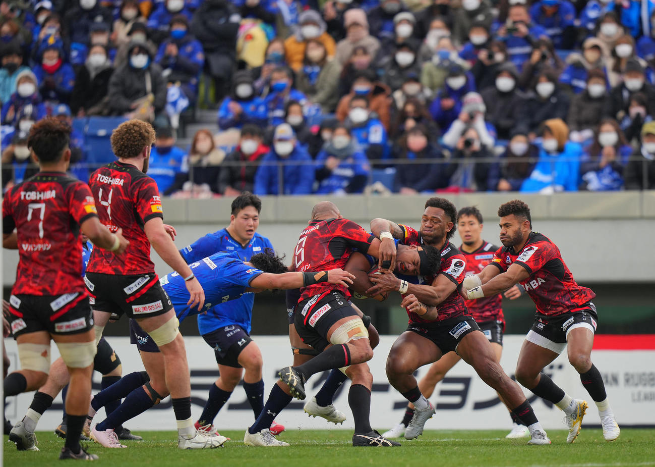 埼玉対BL東京　前半、強引に突破を図る埼玉ロックのハアンガナ（中央）を止めるBL東京の選手たち（撮影・垰建太）