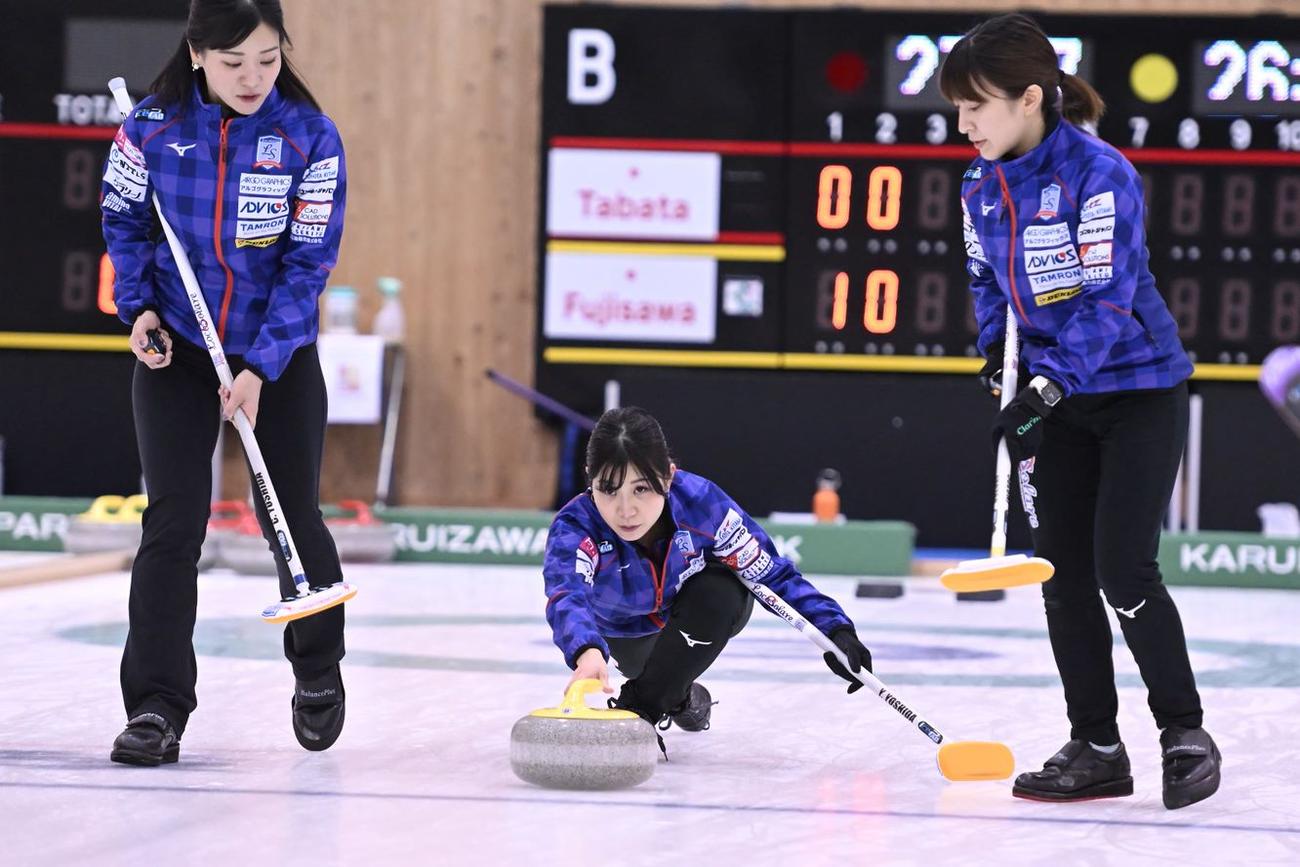 1次リーグ北海道銀行戦 ストーンを投じるロコ・ソラーレの吉田夕梨花（C）軽井沢国際 2022_H.Ide
