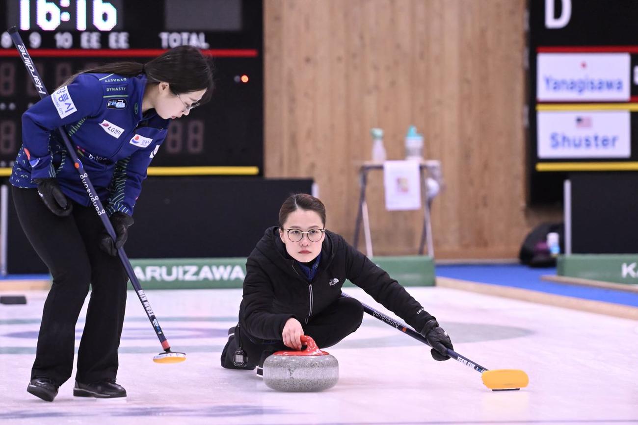準決勝フォルティウス戦でストーンを投じる韓国の金ウンジョン（C）軽井沢国際 2022_H.Ide