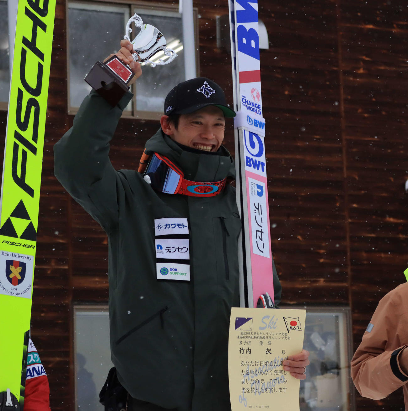 優勝した竹内は表彰台で笑顔を見せる（撮影・保坂果那）