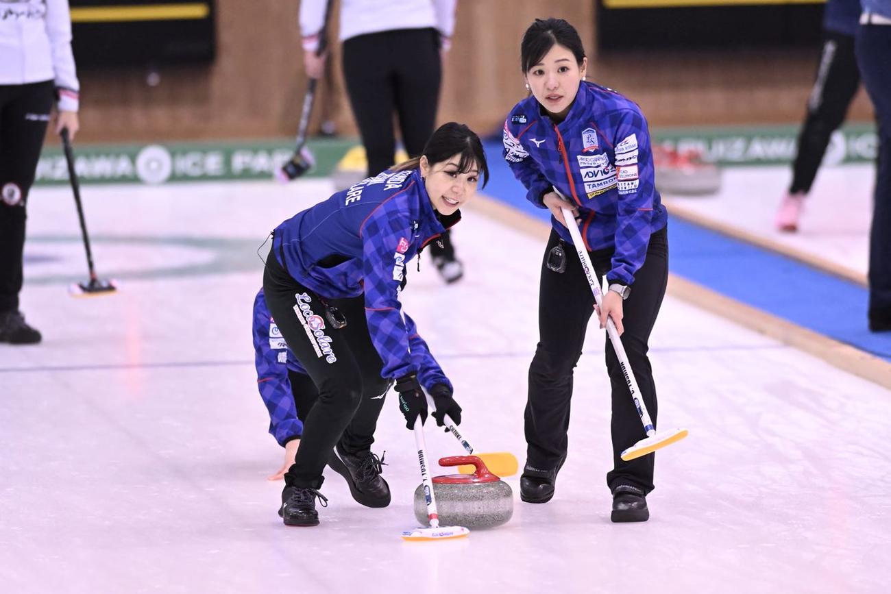 準決勝カナダ戦でブラシを掃く吉田夕梨花　右は吉田知那美（C）軽井沢国際 2022_H.Ide
