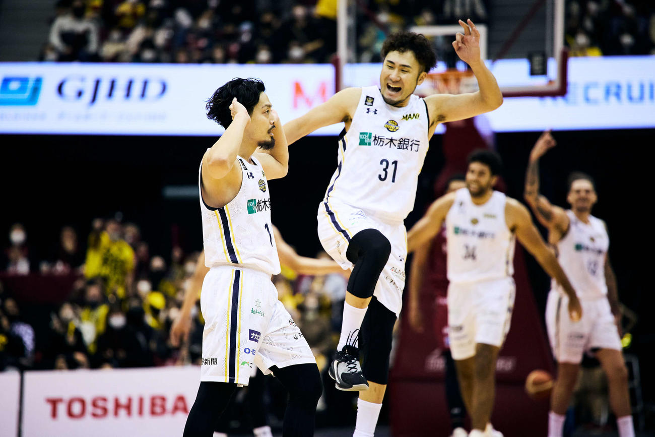 宇都宮対川崎　第4Q、連続して3点シュートを決めてポーズをとる宇都宮渡邉（コピーライトBLEAGUE）