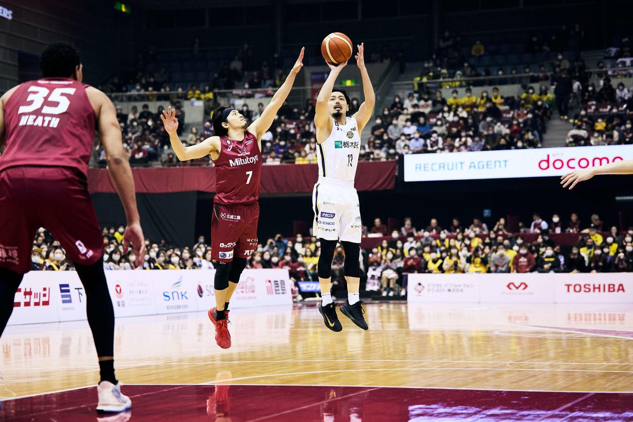 宇都宮対川崎　3点シュートを放つ宇都宮渡邉（コピーライトBLEAGUE）
