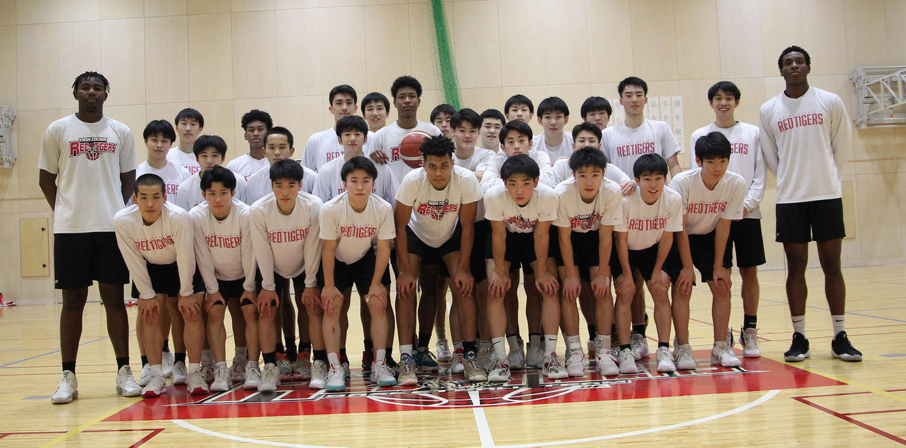 優勝を狙う開志国際の男子メンバー