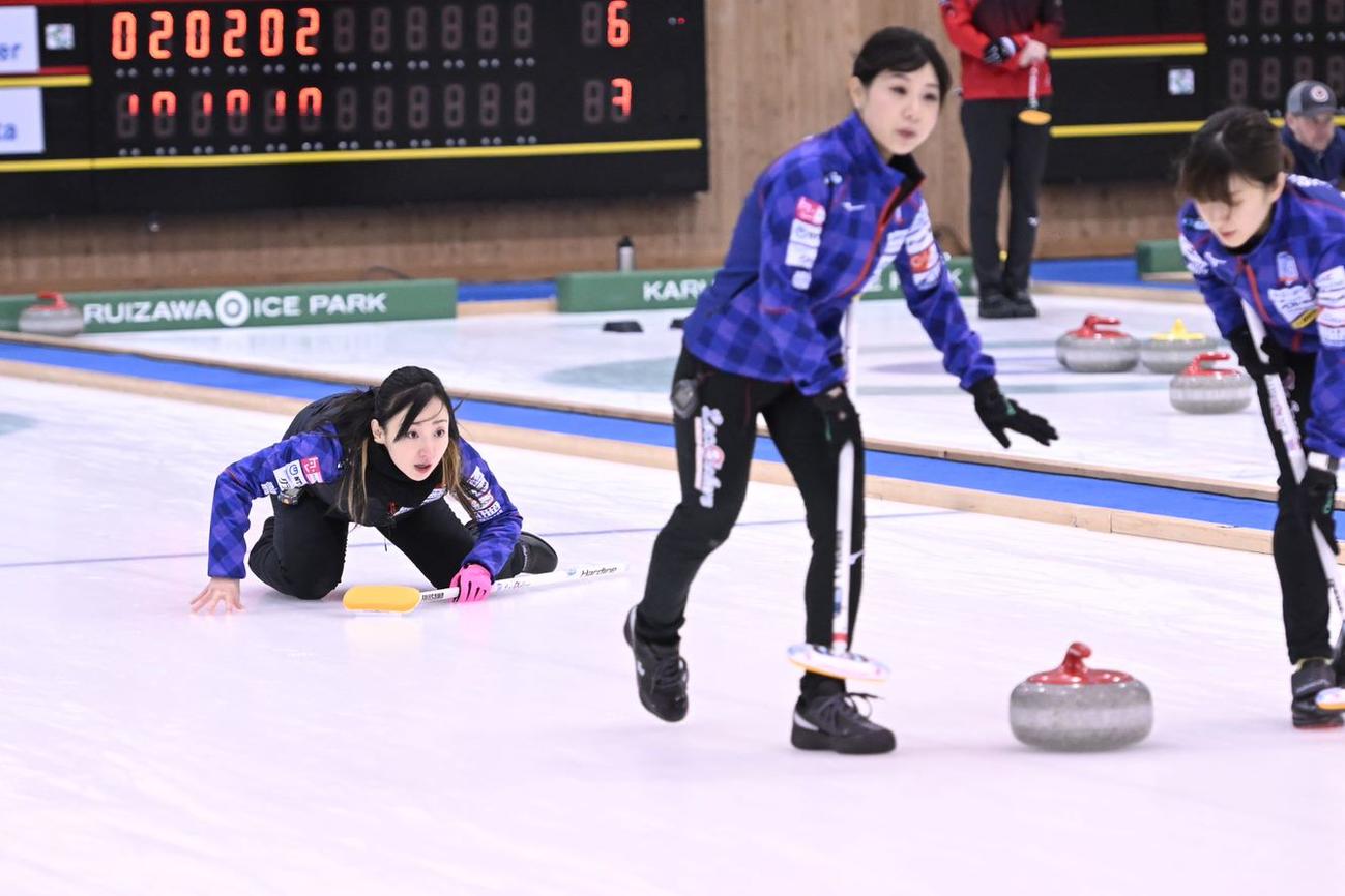 カーリング軽井沢国際選手権　3位決定戦で指示を出す藤沢五月(左)（C）軽井沢国際 2022_H.Ide
