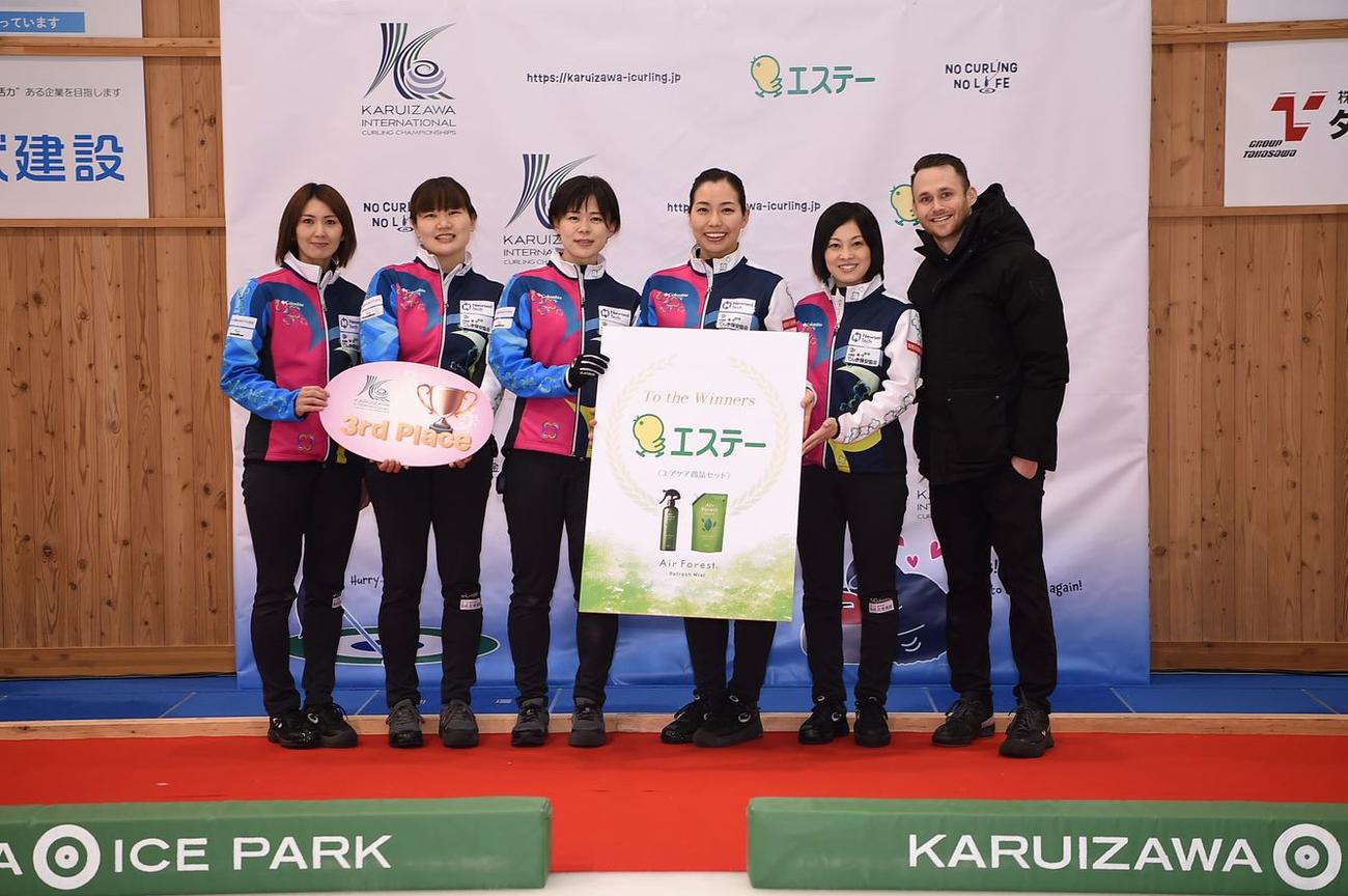 カーリング軽井沢国際選手権　3位に輝き表彰式で笑顔のフォルティウスの選手たち（C）軽井沢国際 2022_H.Ide2022_H.Ide
